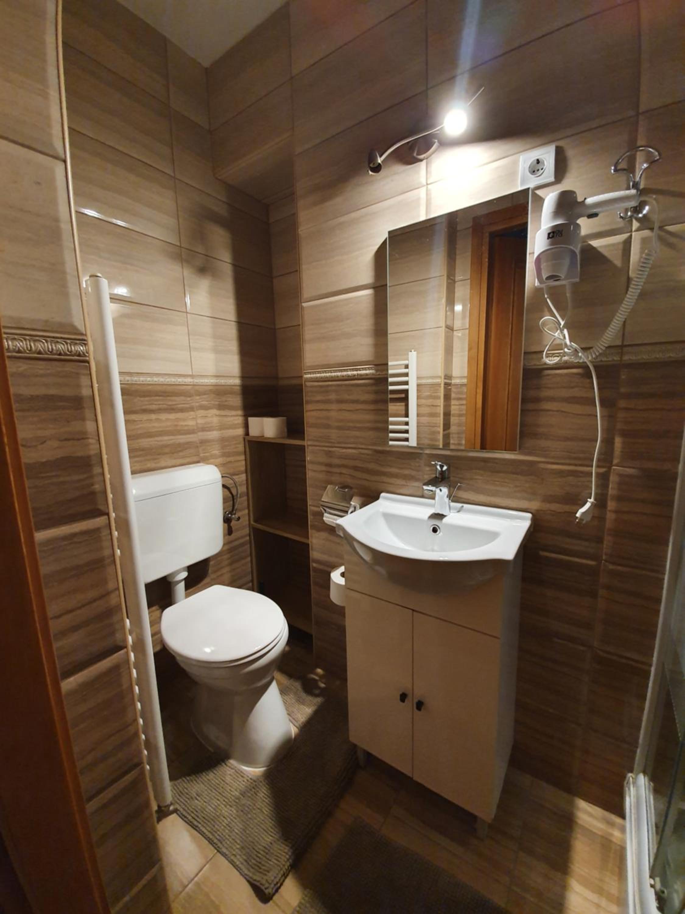 Quadruple Room with Balcony - Photo 8