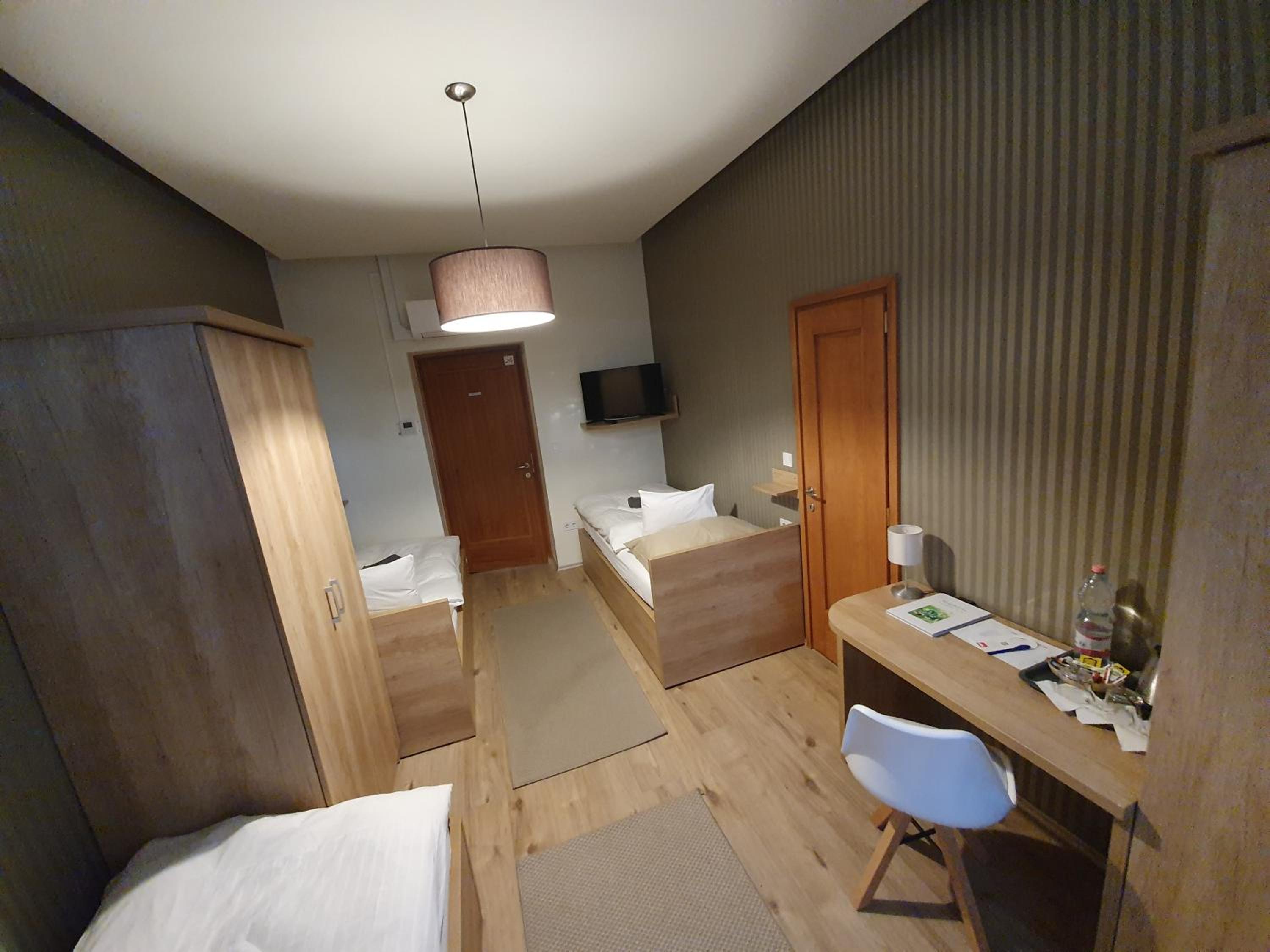 Triple Room with Bathroom - Photo 3