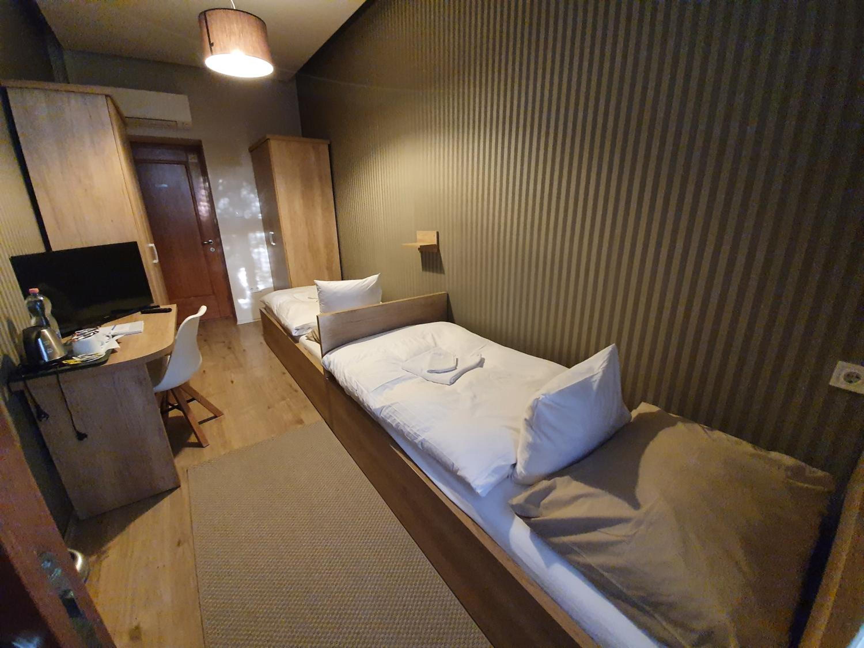 Twin Room with Bathroom - Photo 2