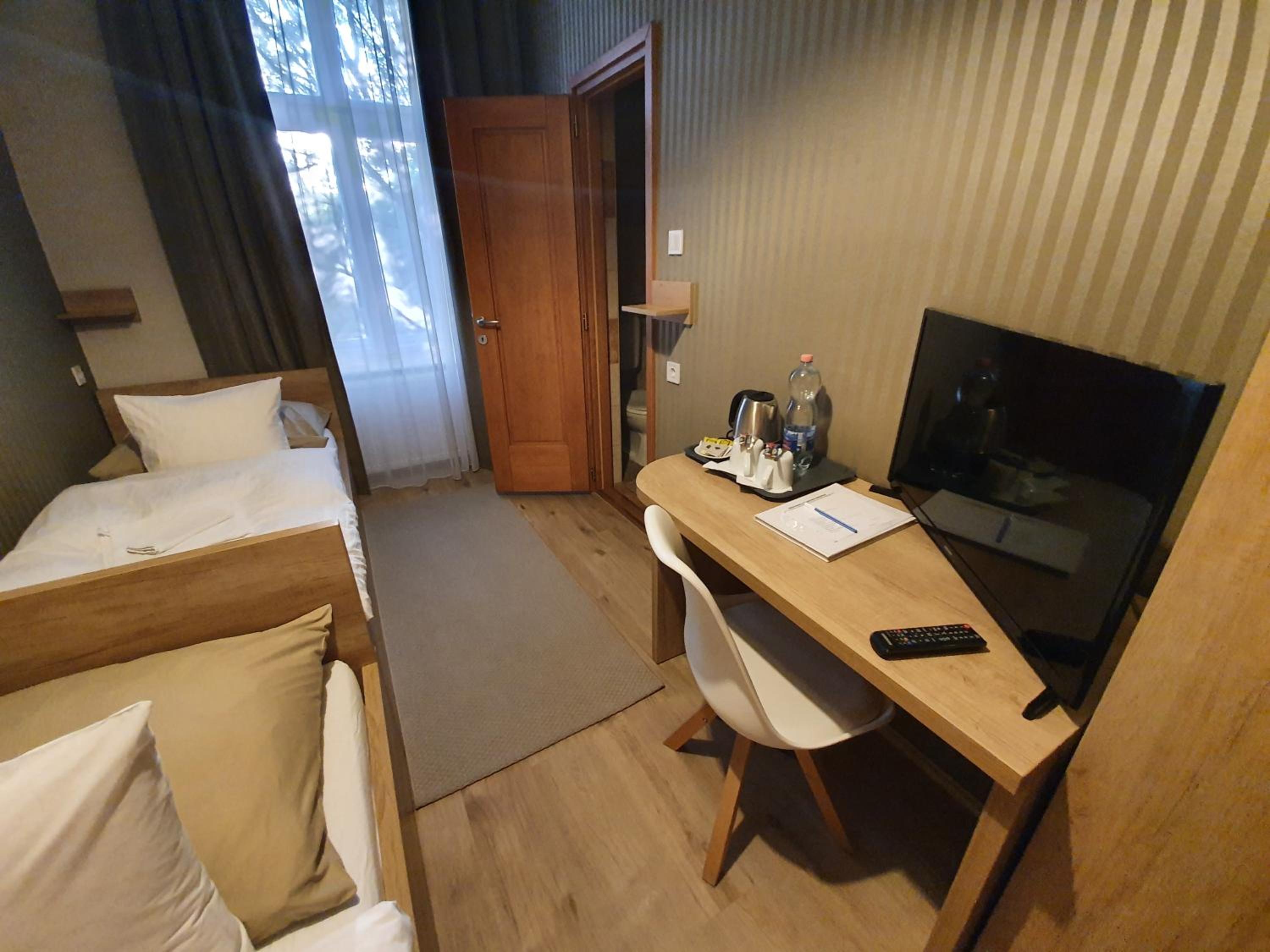 Twin Room with Bathroom - Photo 5