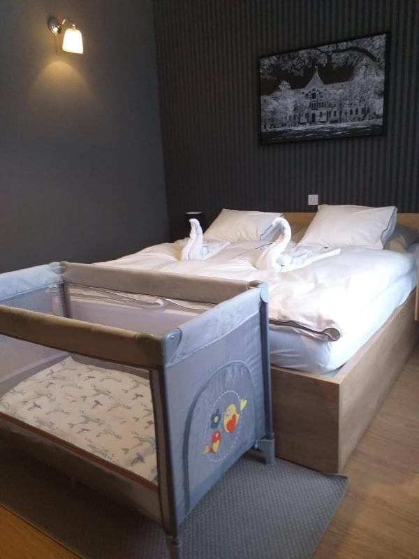 Deluxe Double Room with Shower - Photo 12