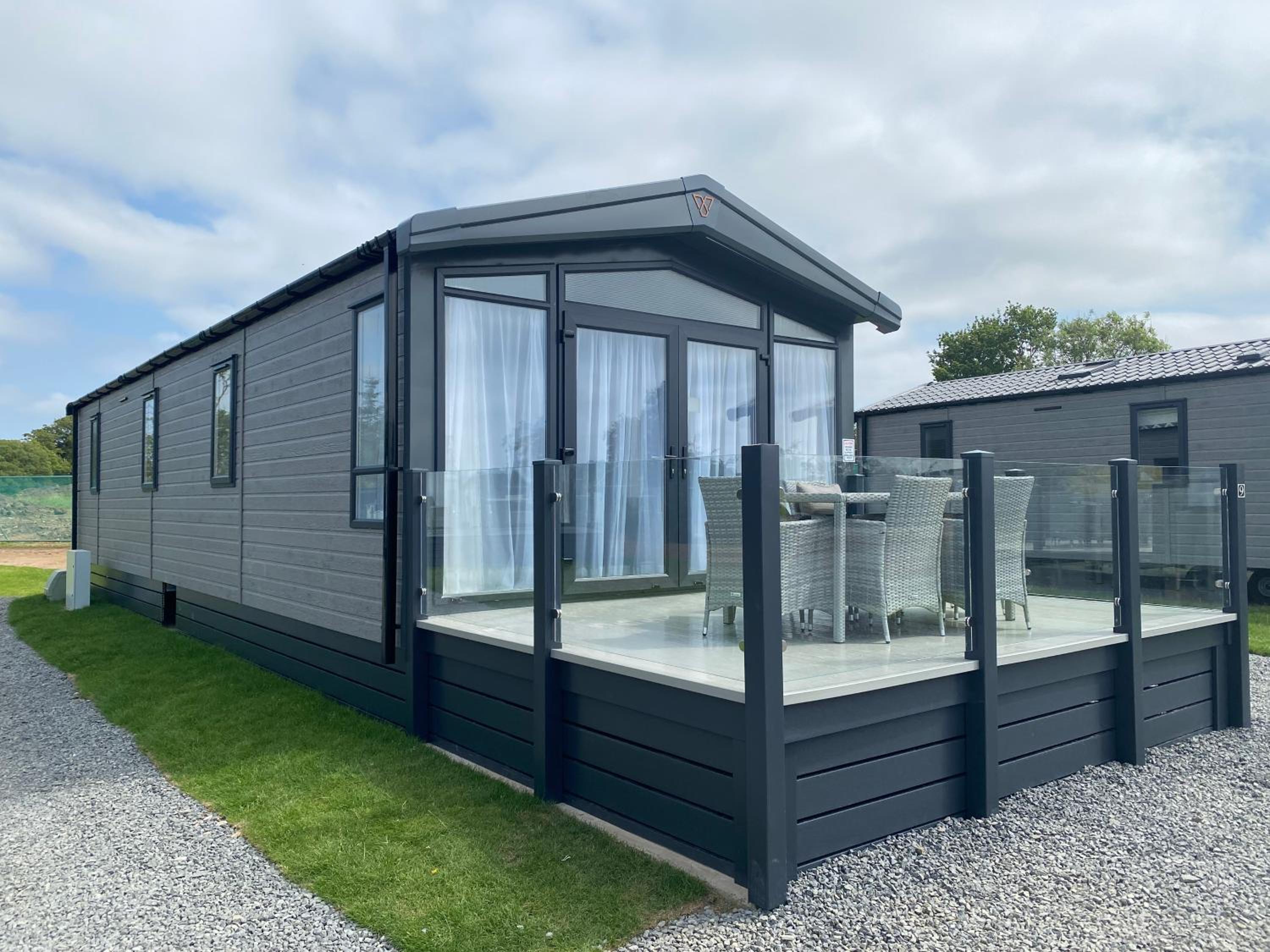 Luxury Lodge with lake view 9