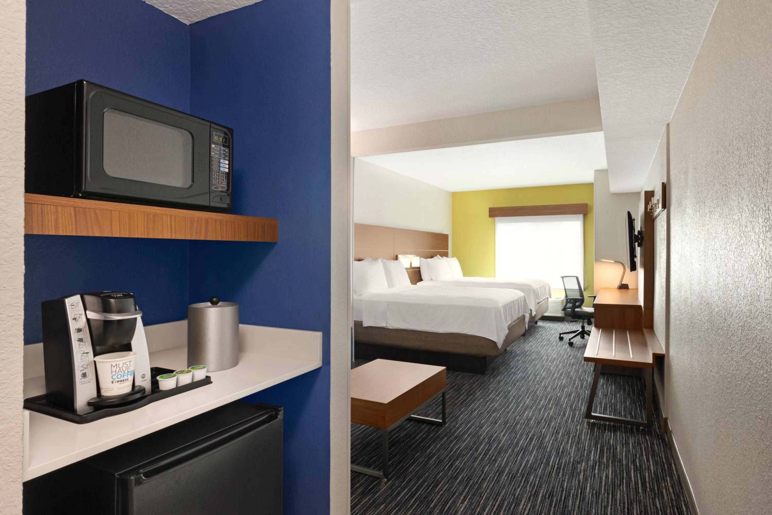 Queen Suite with Two Queen Beds - Photo 2