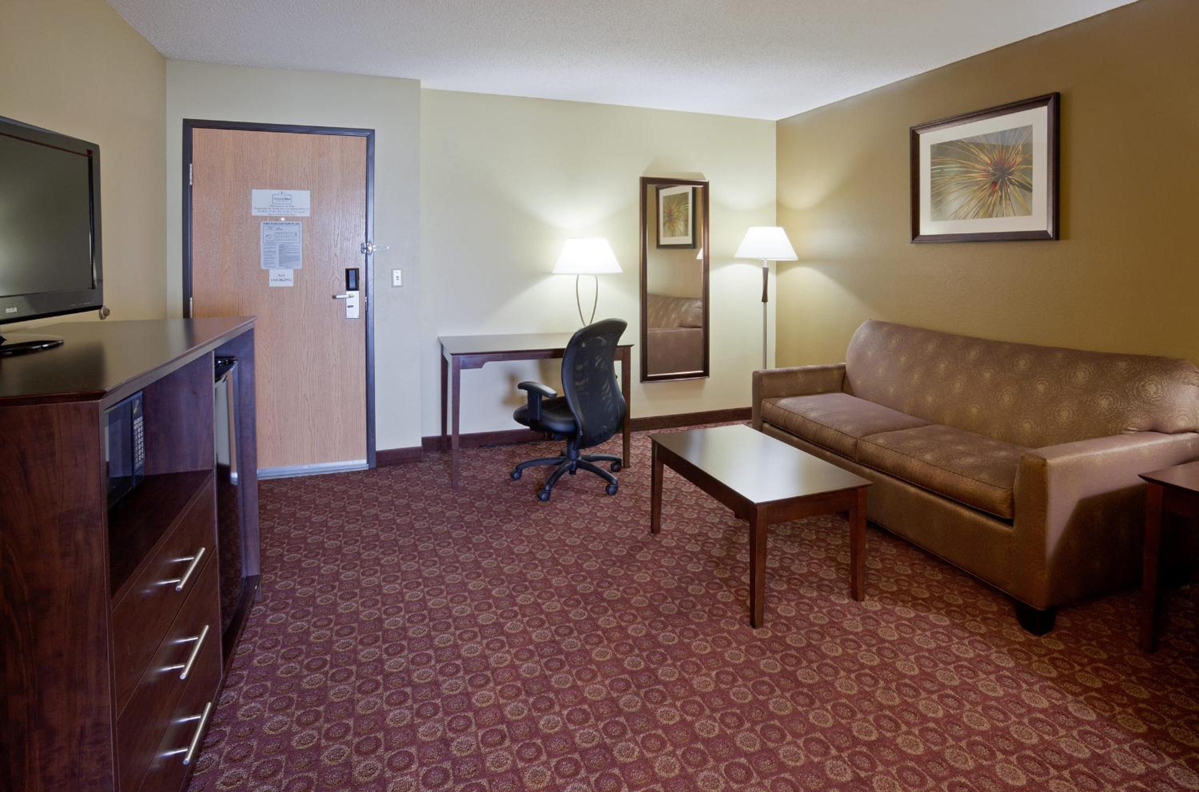 Deluxe Studio King Suite - Non-Smoking - Photo 2