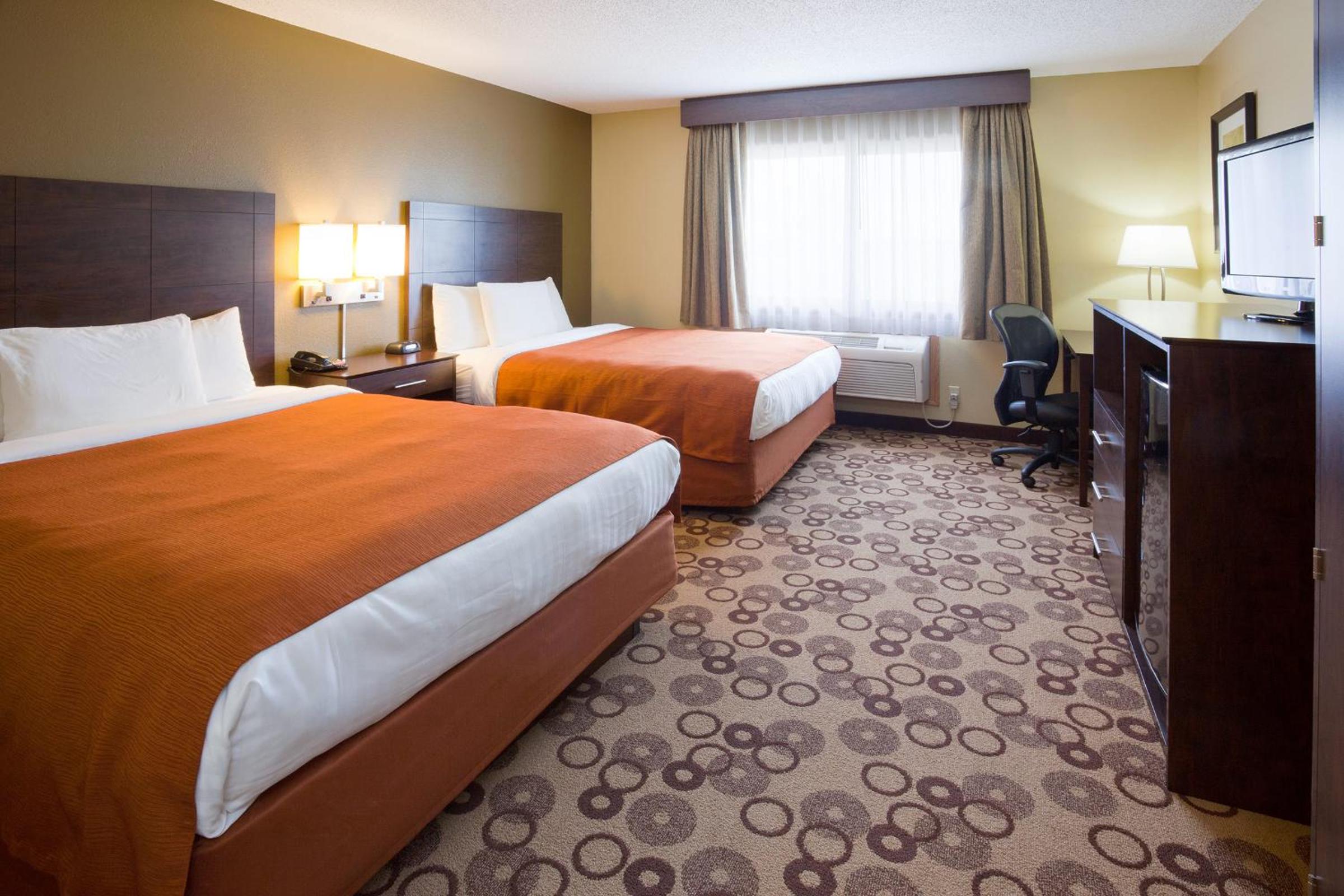 Queen Room with Two Queen Beds - Non-Smoking - Photo 2