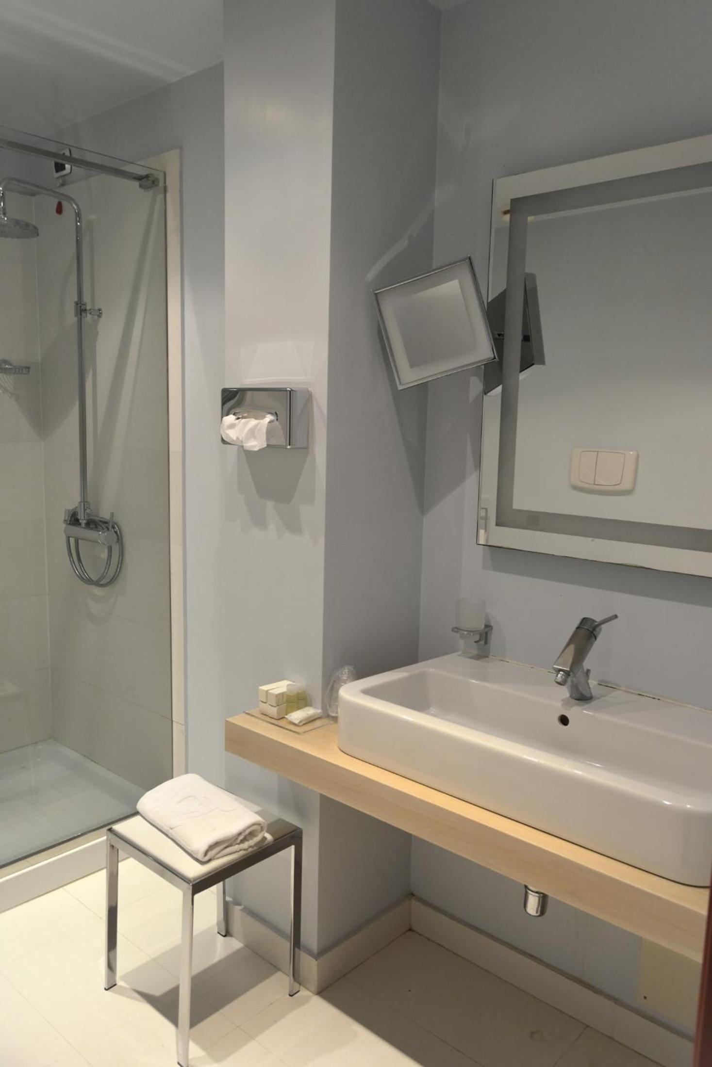 Superior Double or Twin Room - Photo 11