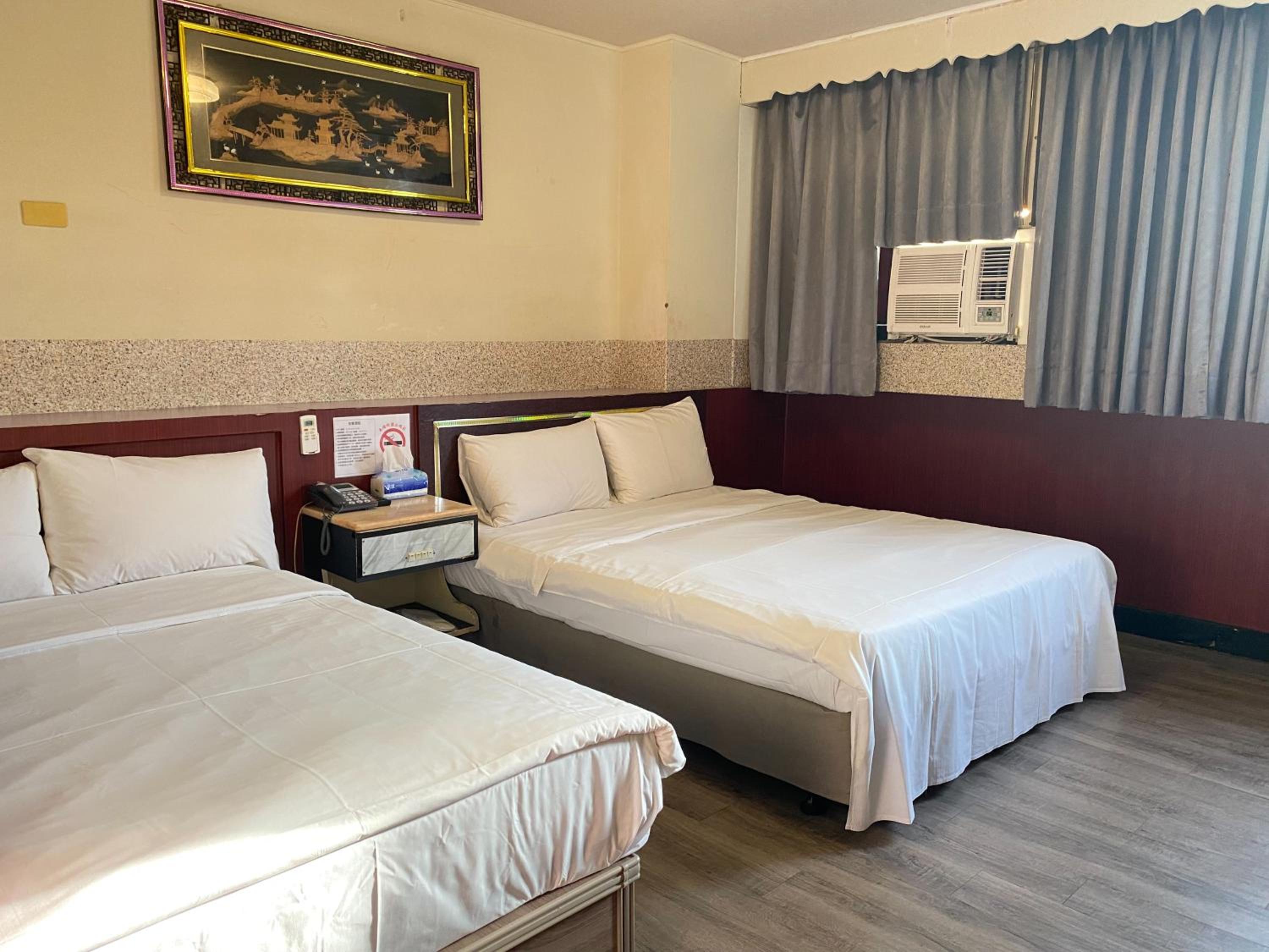 Economy Quadruple Room - Photo 2