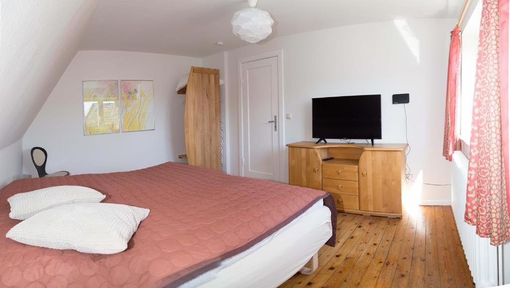 One-Bedroom Apartment with Shower photo 1