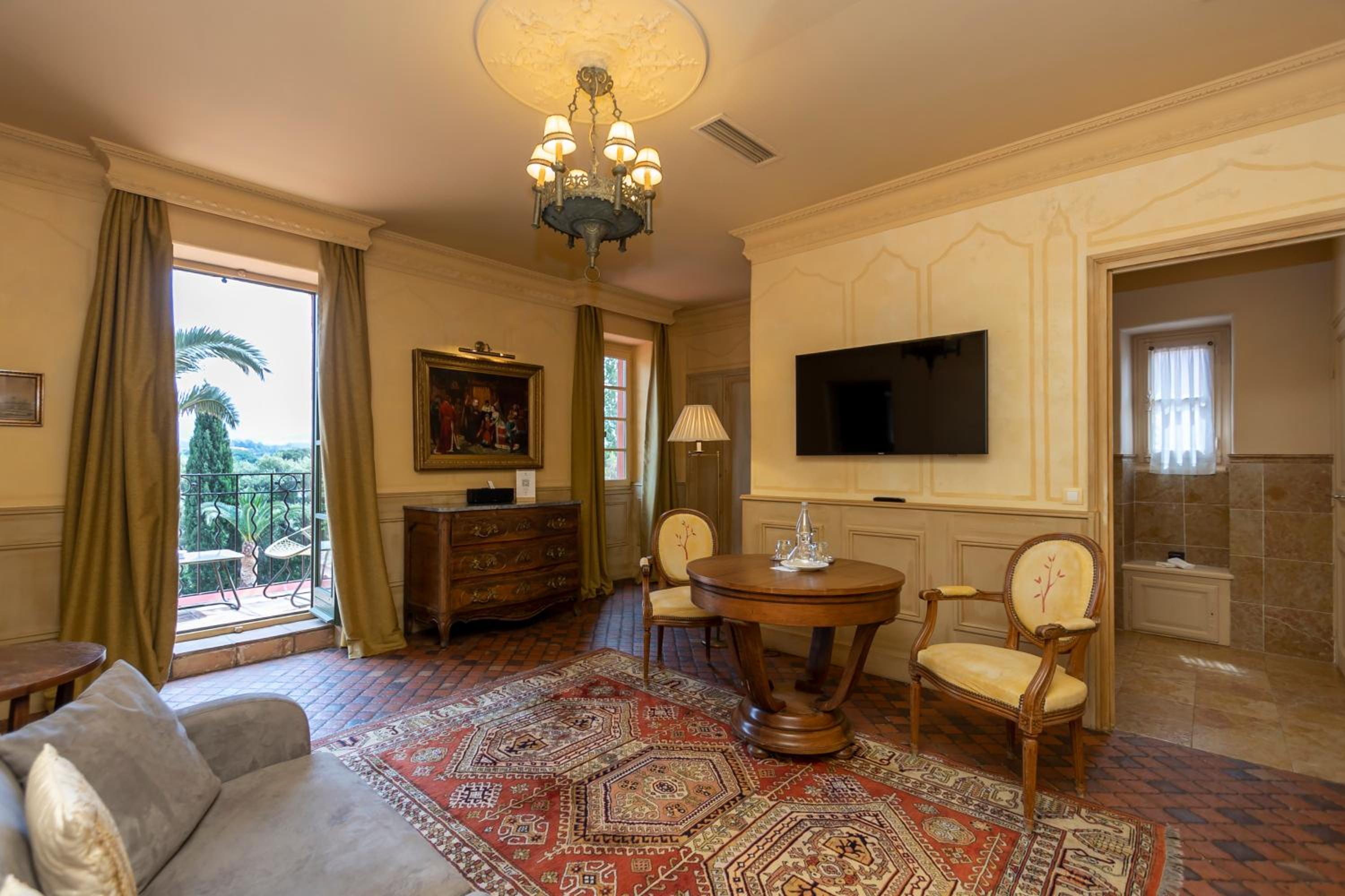 Apartment with Balcony - Photo 8