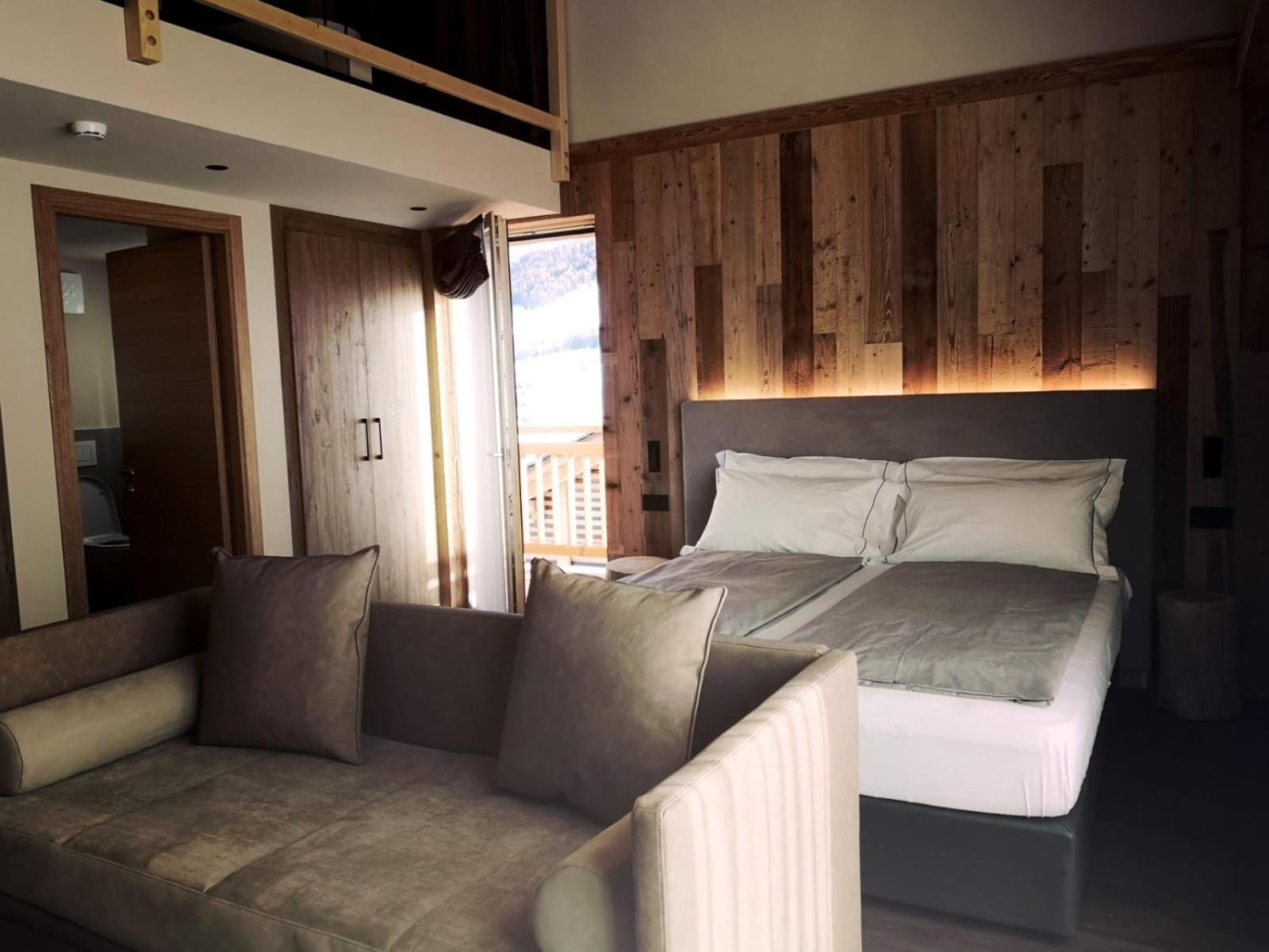 Deluxe Junior Suite photo 2