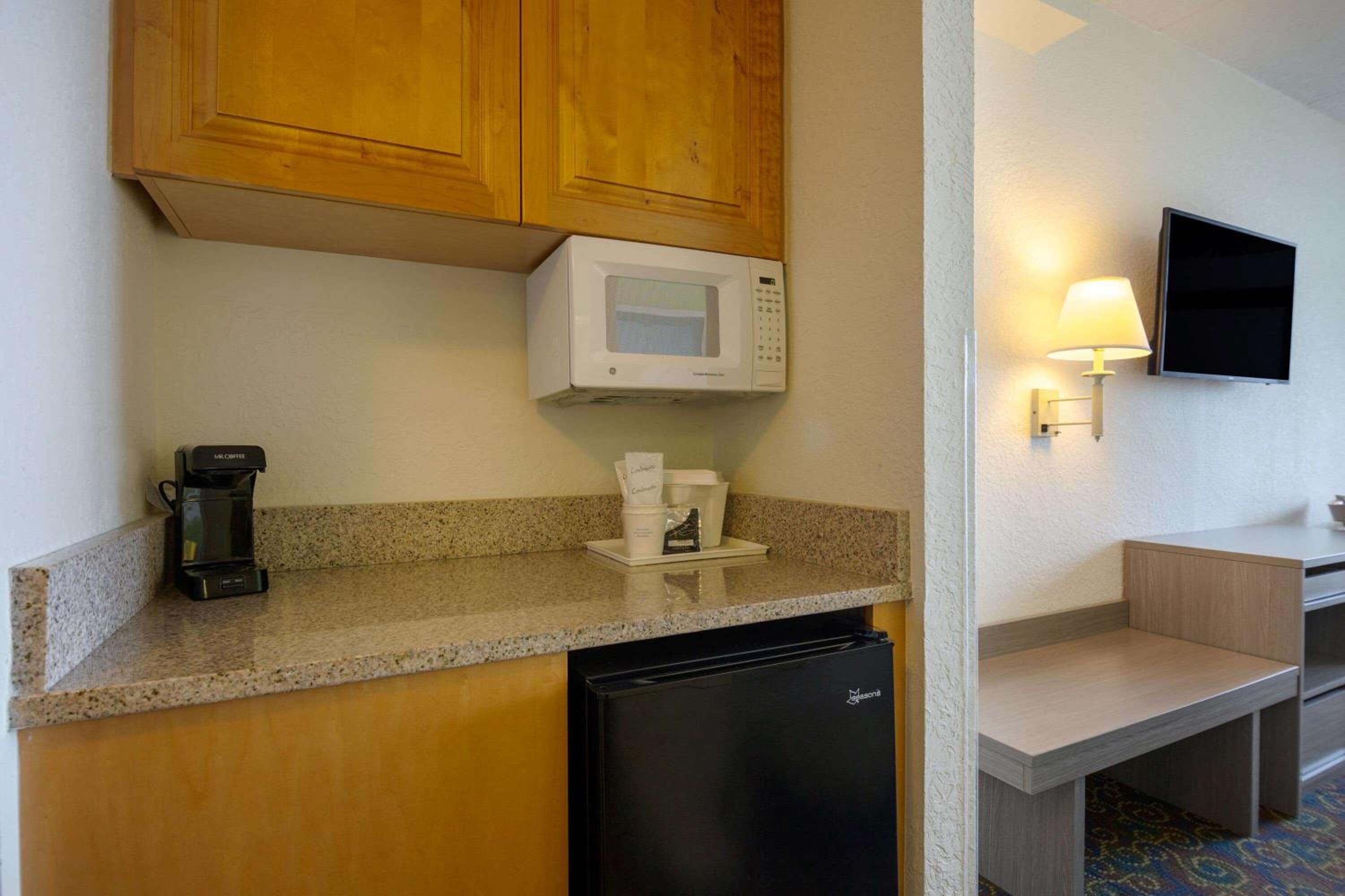 Standard Double Room with Two Double Beds with Street View - Non-Smoking - Photo 5