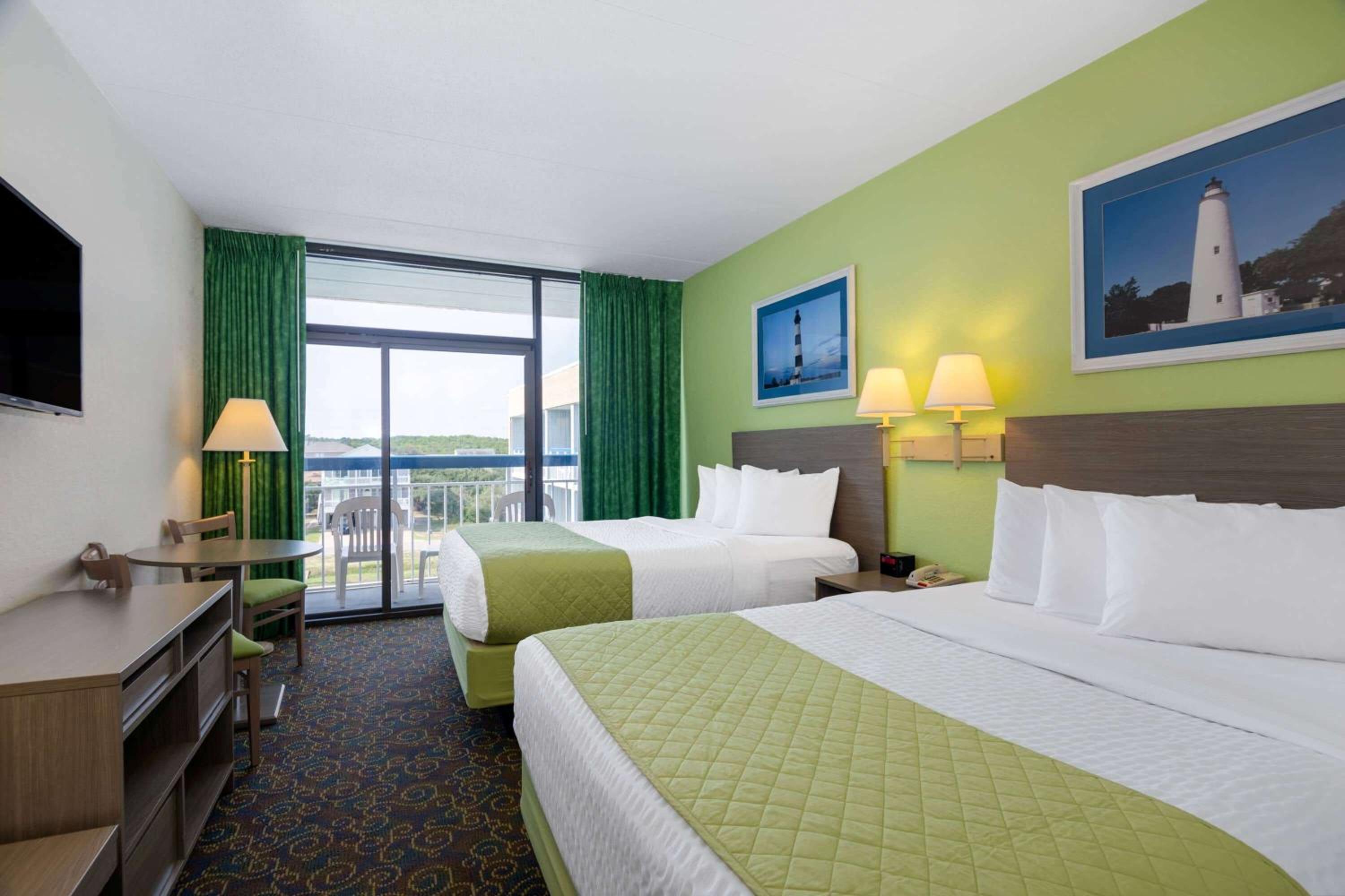 Standard Double Room with Two Double Beds with Street View - Non-Smoking - Photo 3