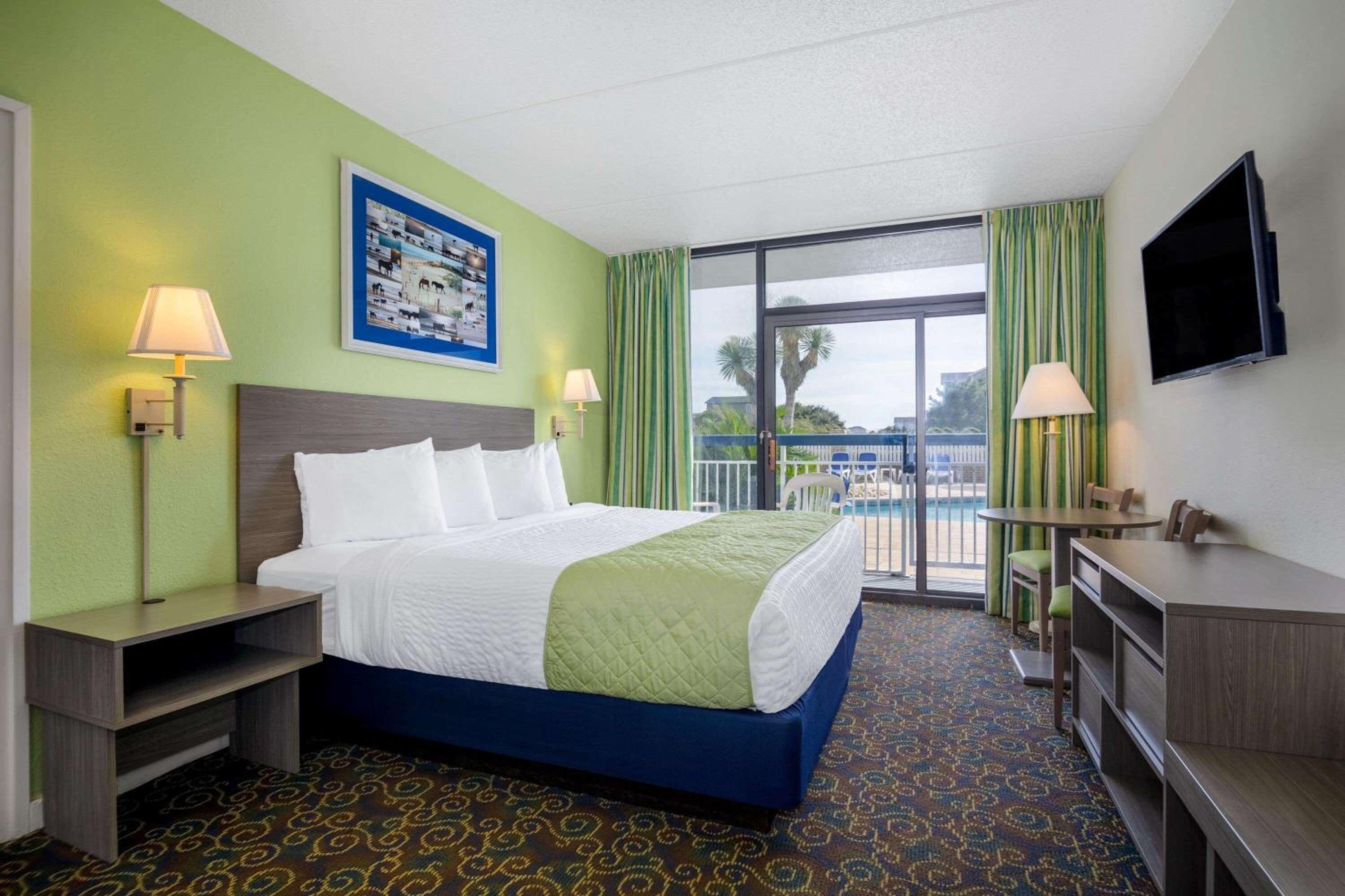King Room with Pool View - Non-Smoking - Photo 6