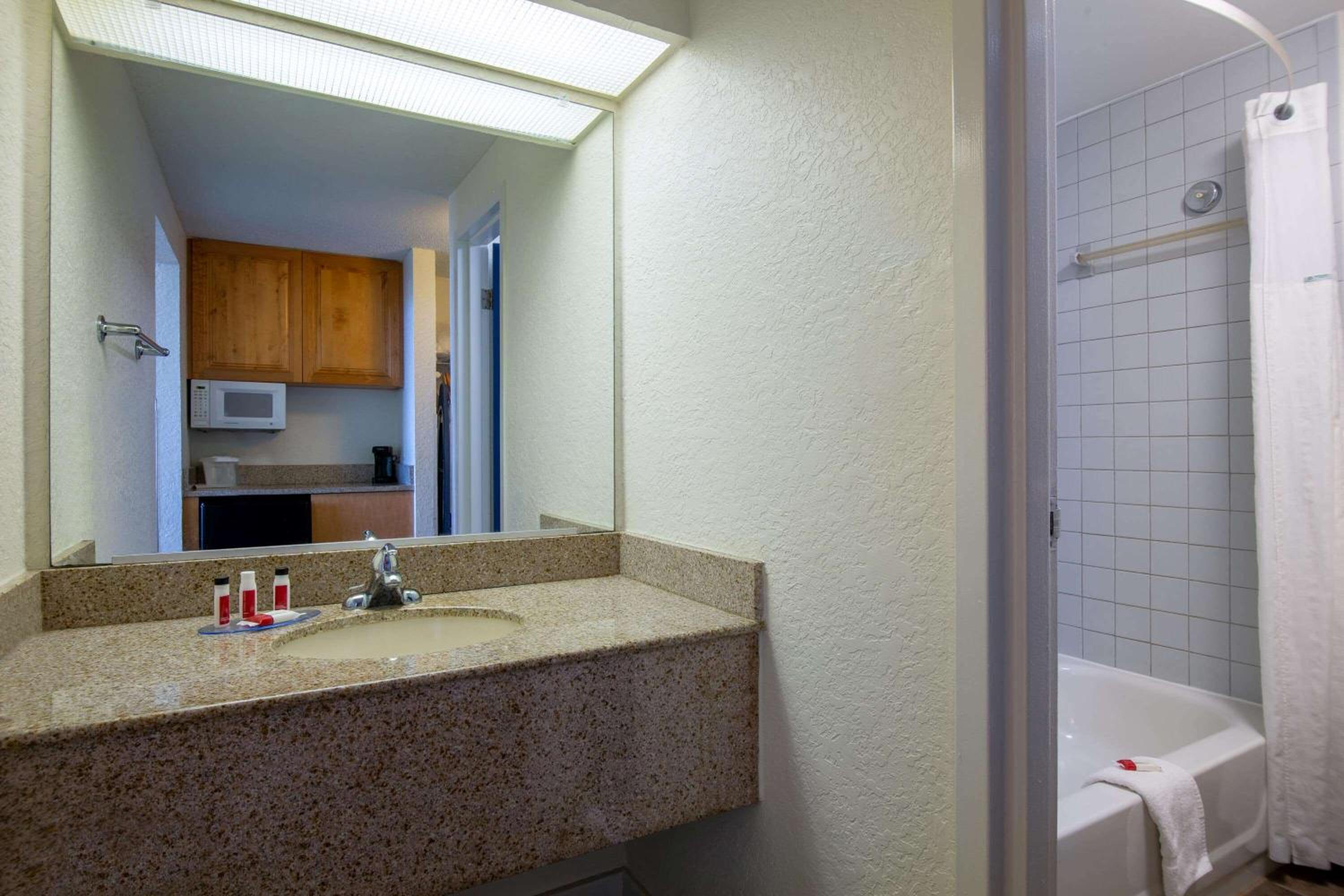 Standard Double Room with Two Double Beds with Street View - Non-Smoking - Photo 2