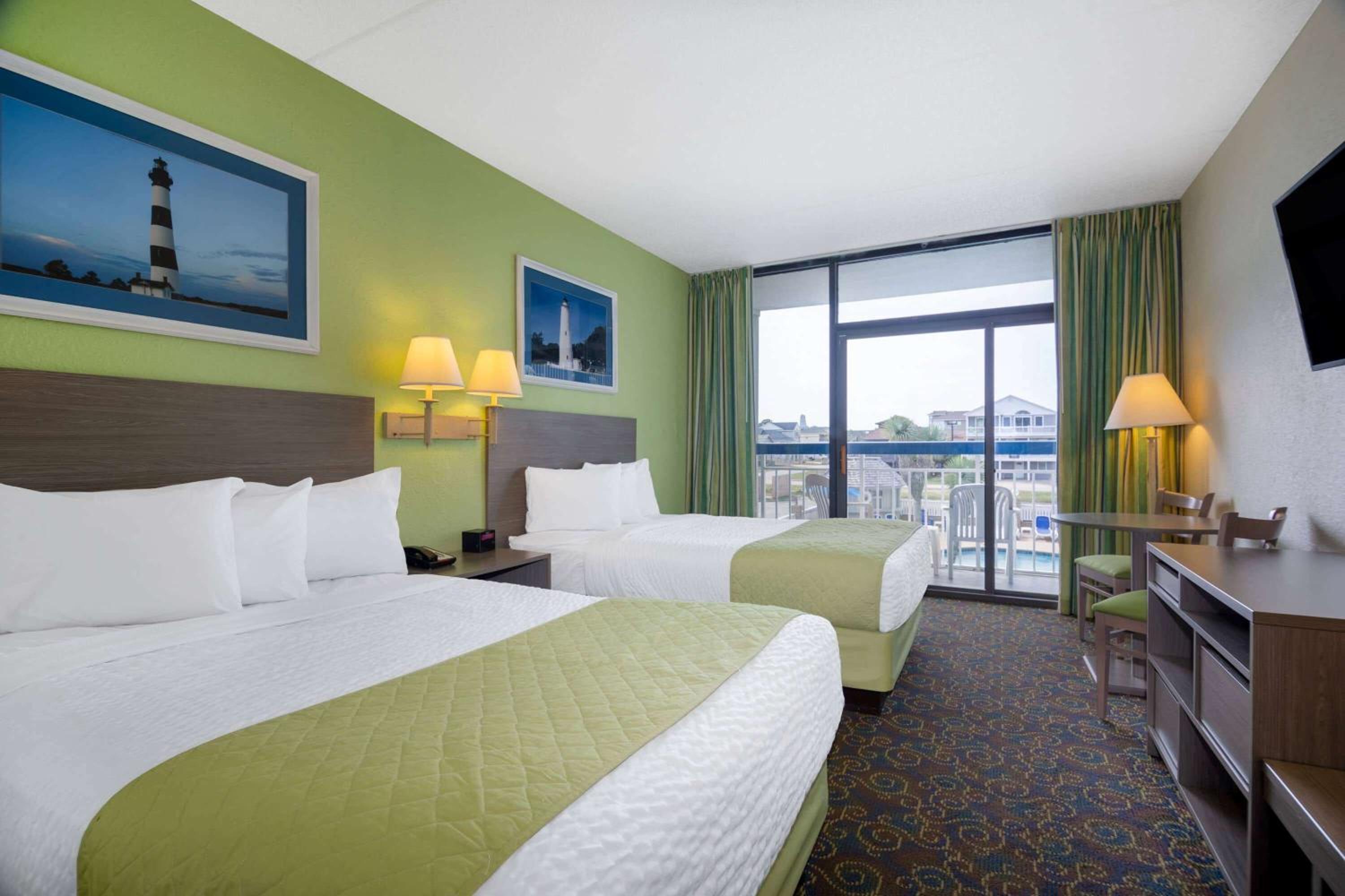 Standard Double Room with Two Double Beds with Pool View - Non-Smoking - Photo 5