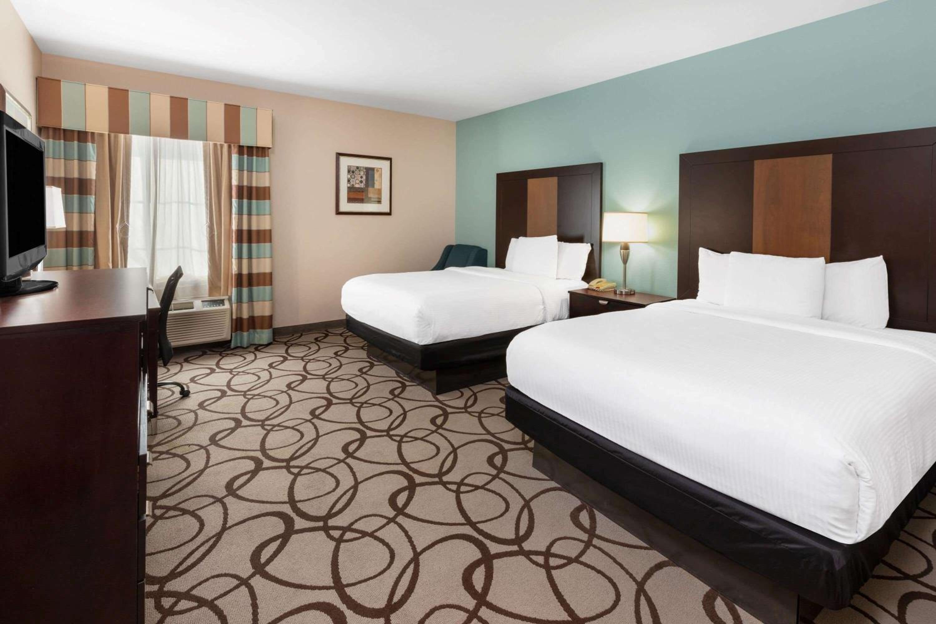 Queen Room with Two Queen Beds - Mobility Access/Non-Smoking - Photo 8