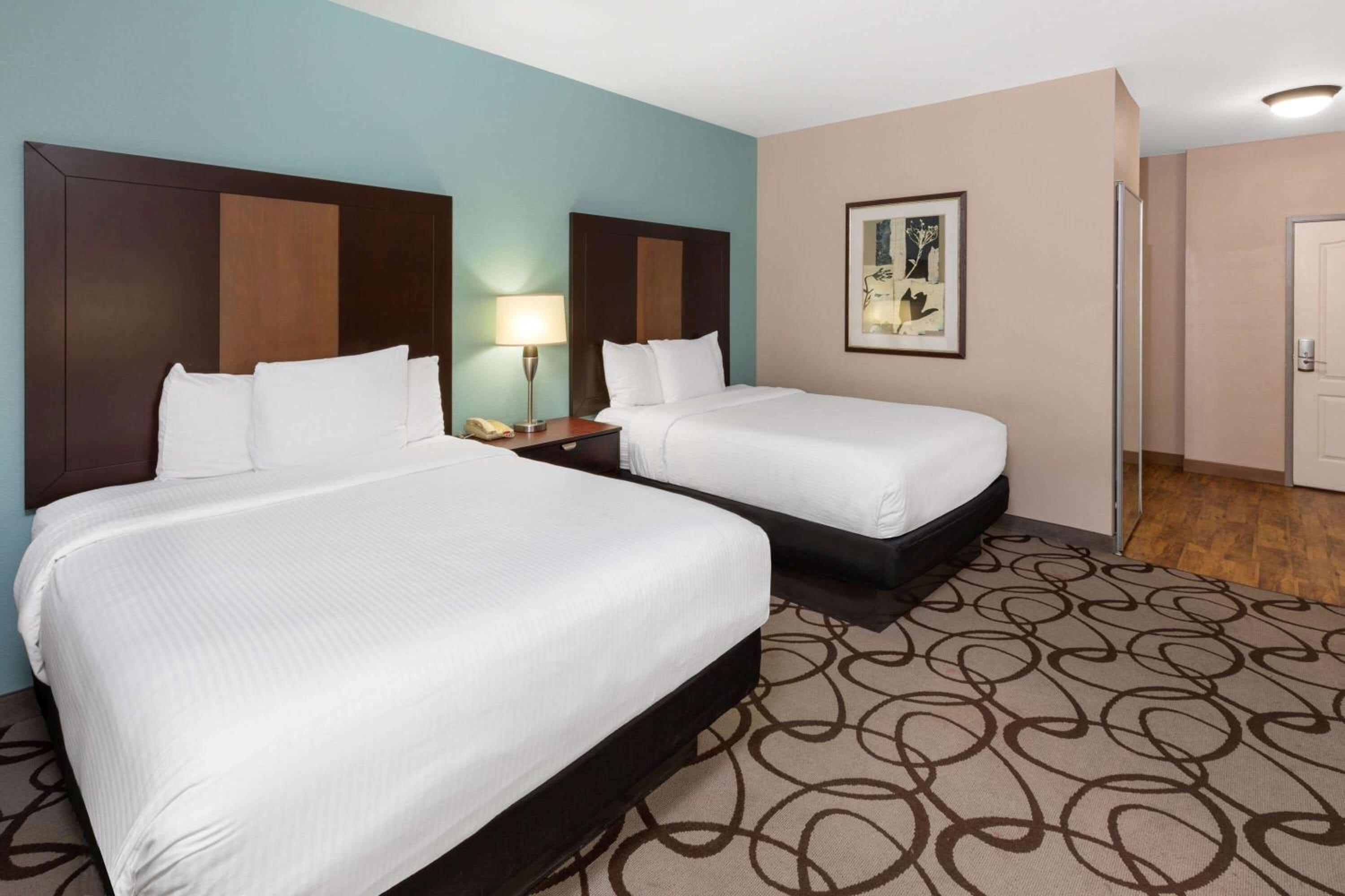 Queen Room with Two Queen Beds - Mobility Access/Non-Smoking - Photo 7