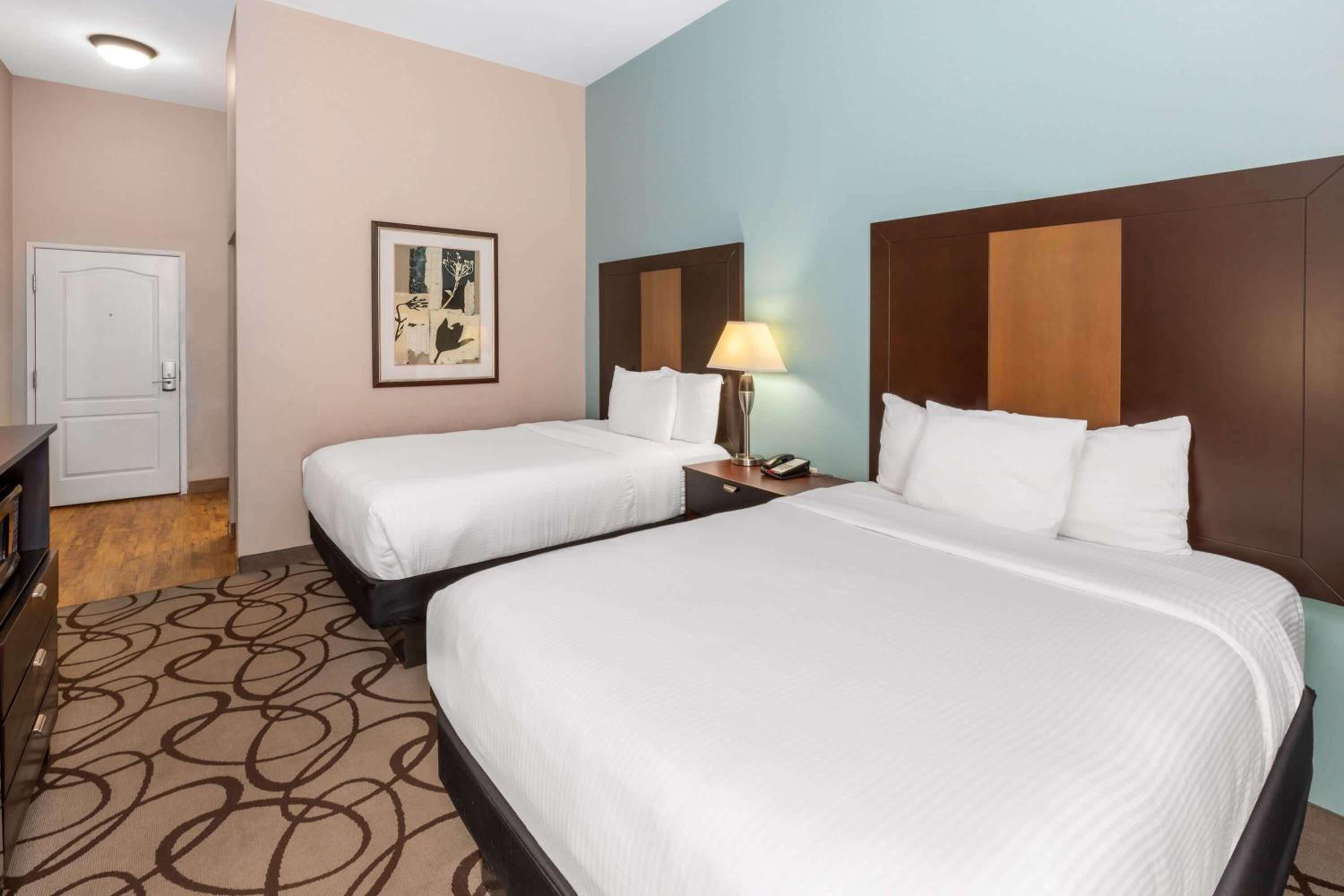 2 Queen Beds, Lake/Pool View, Non-Smoking - Photo 4