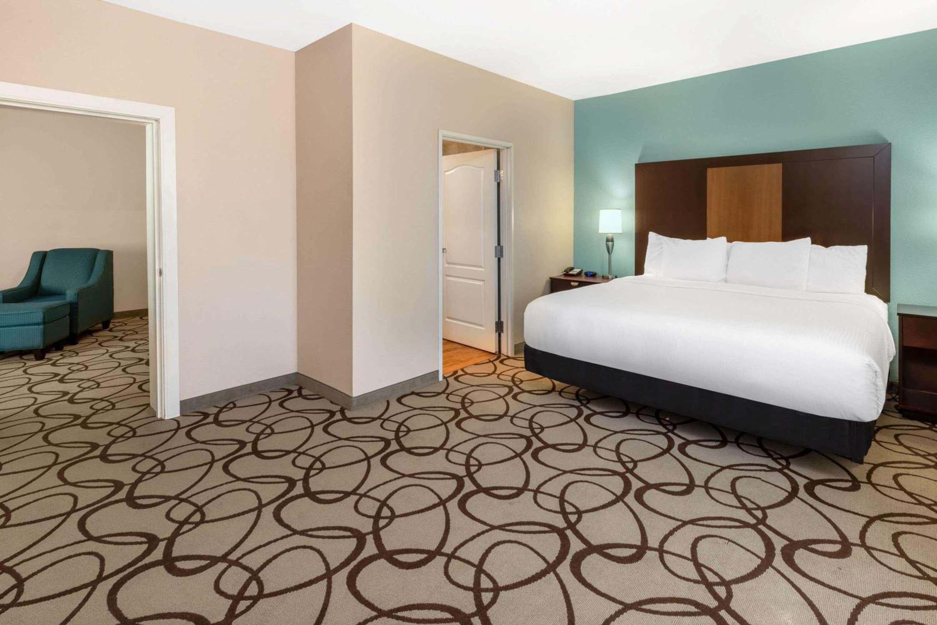 1 King Bed, Presidential One-Bedroom Suite, City/Lake/Pool View, Non-Smoking photo 2