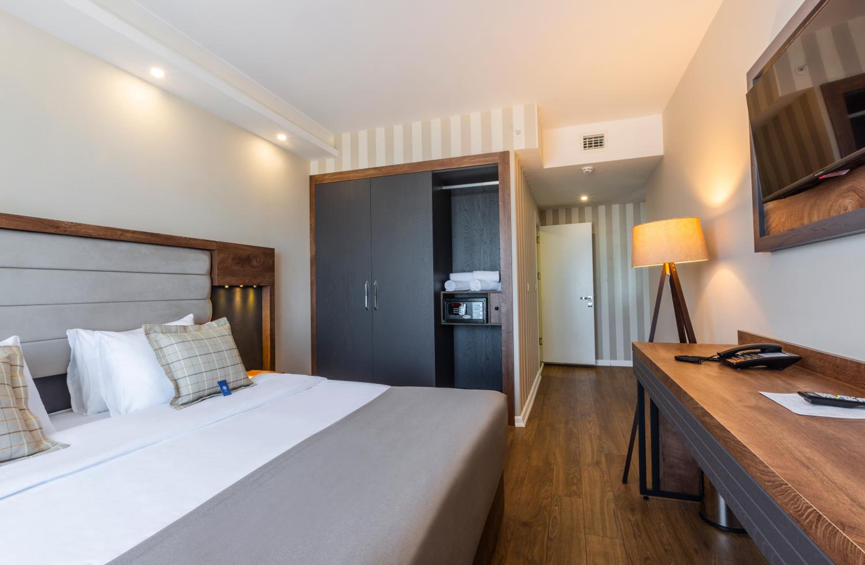 Superior Suite with Sea View - Photo 4