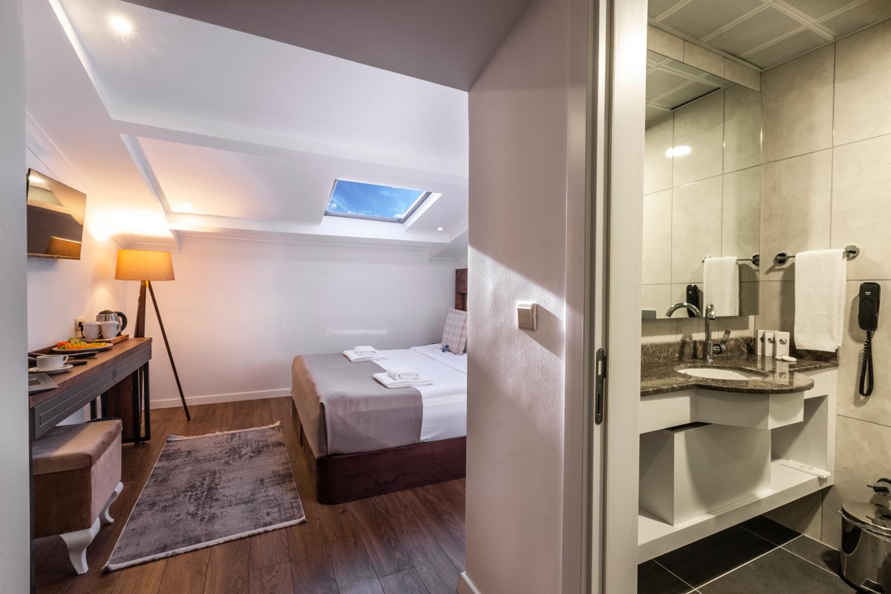 Budget Double Room - Photo 3