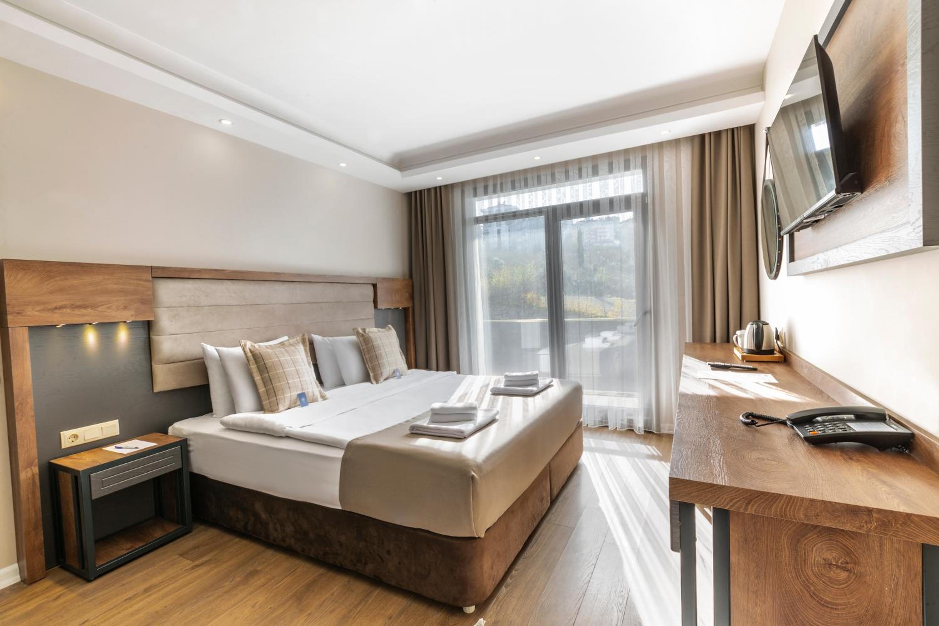 Deluxe Double or Twin Room with City View - Photo 3