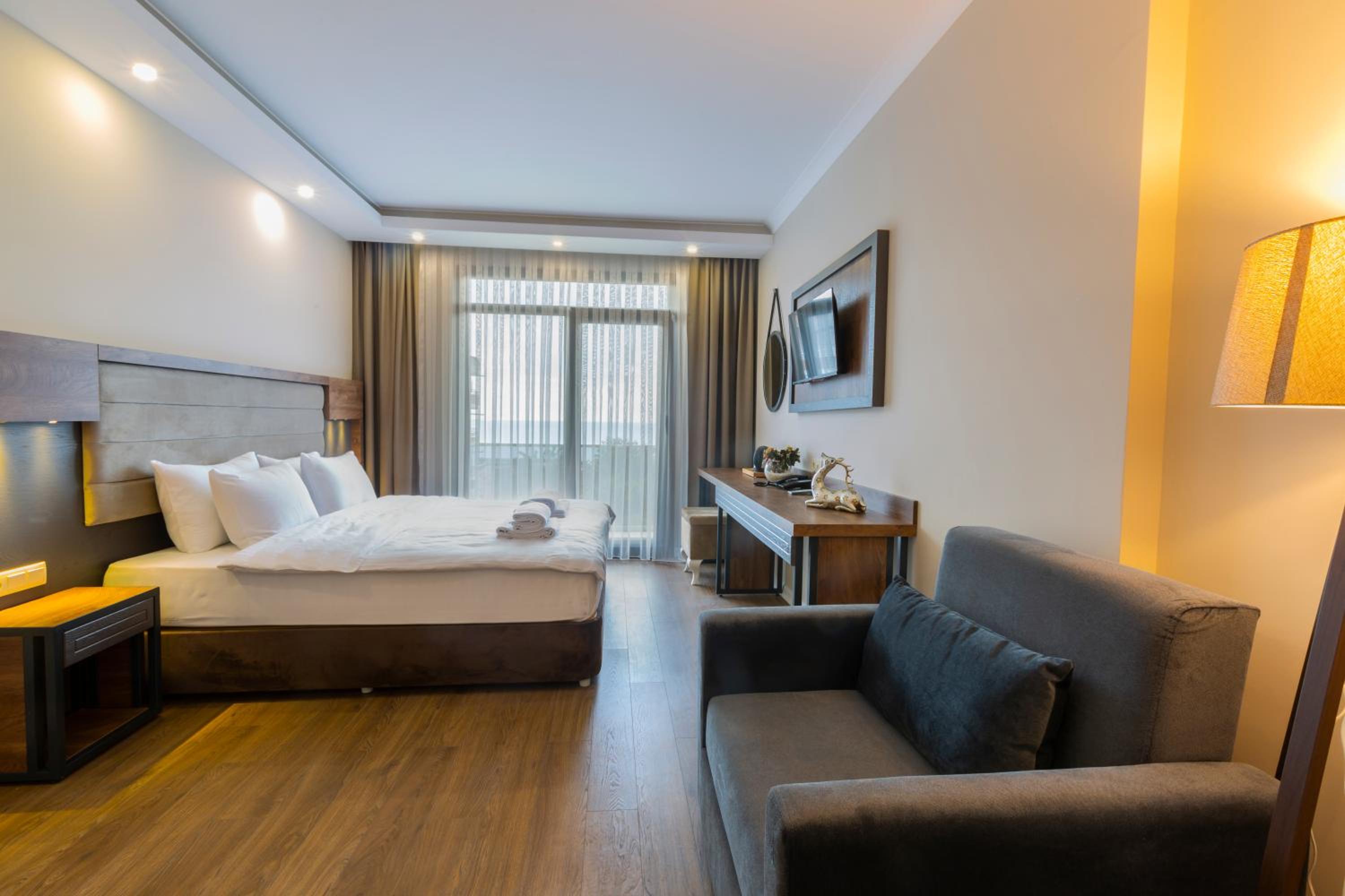 Deluxe Double or Twin Room with City View - Photo 4