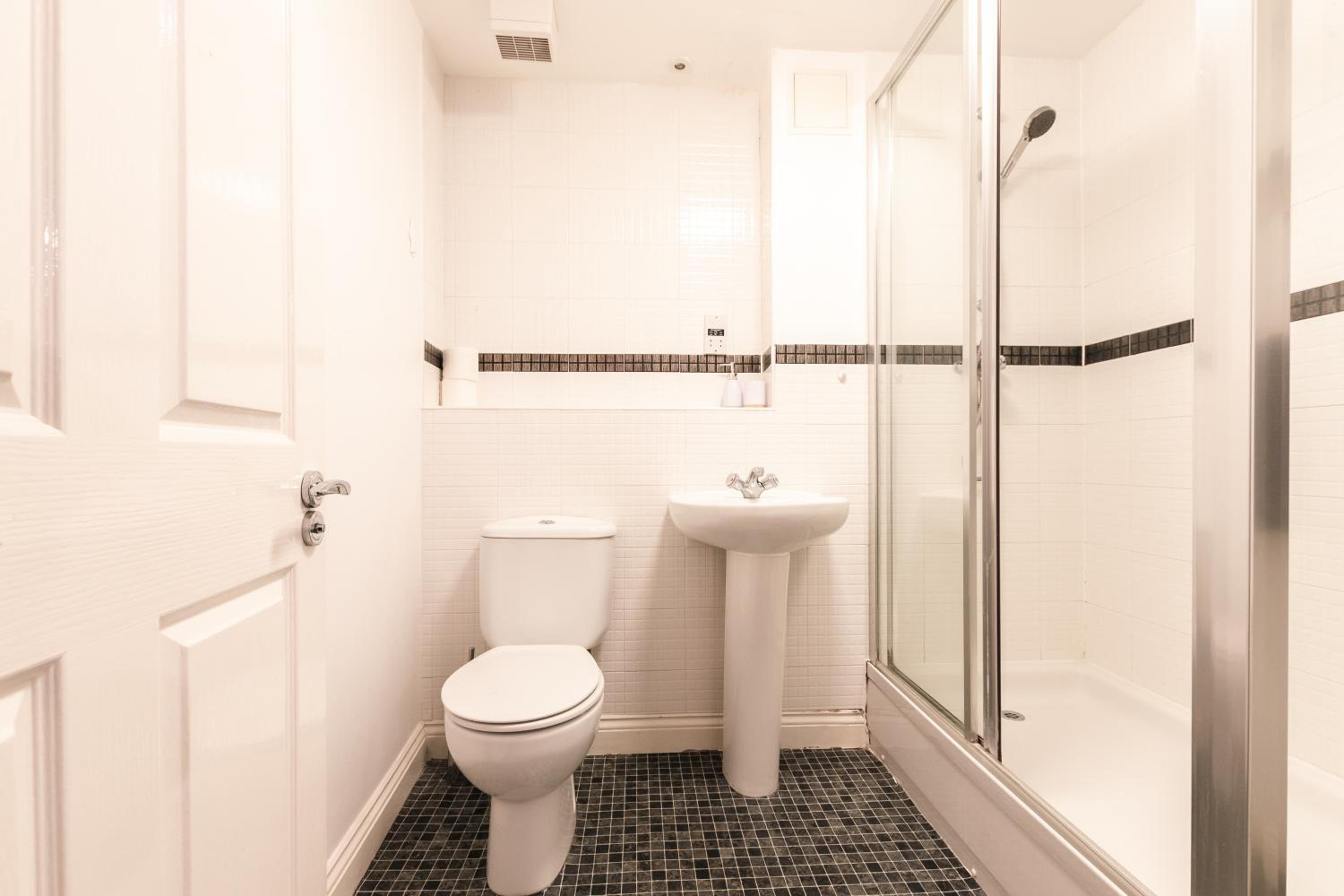 Three-Bedroom Apartment - Photo 3