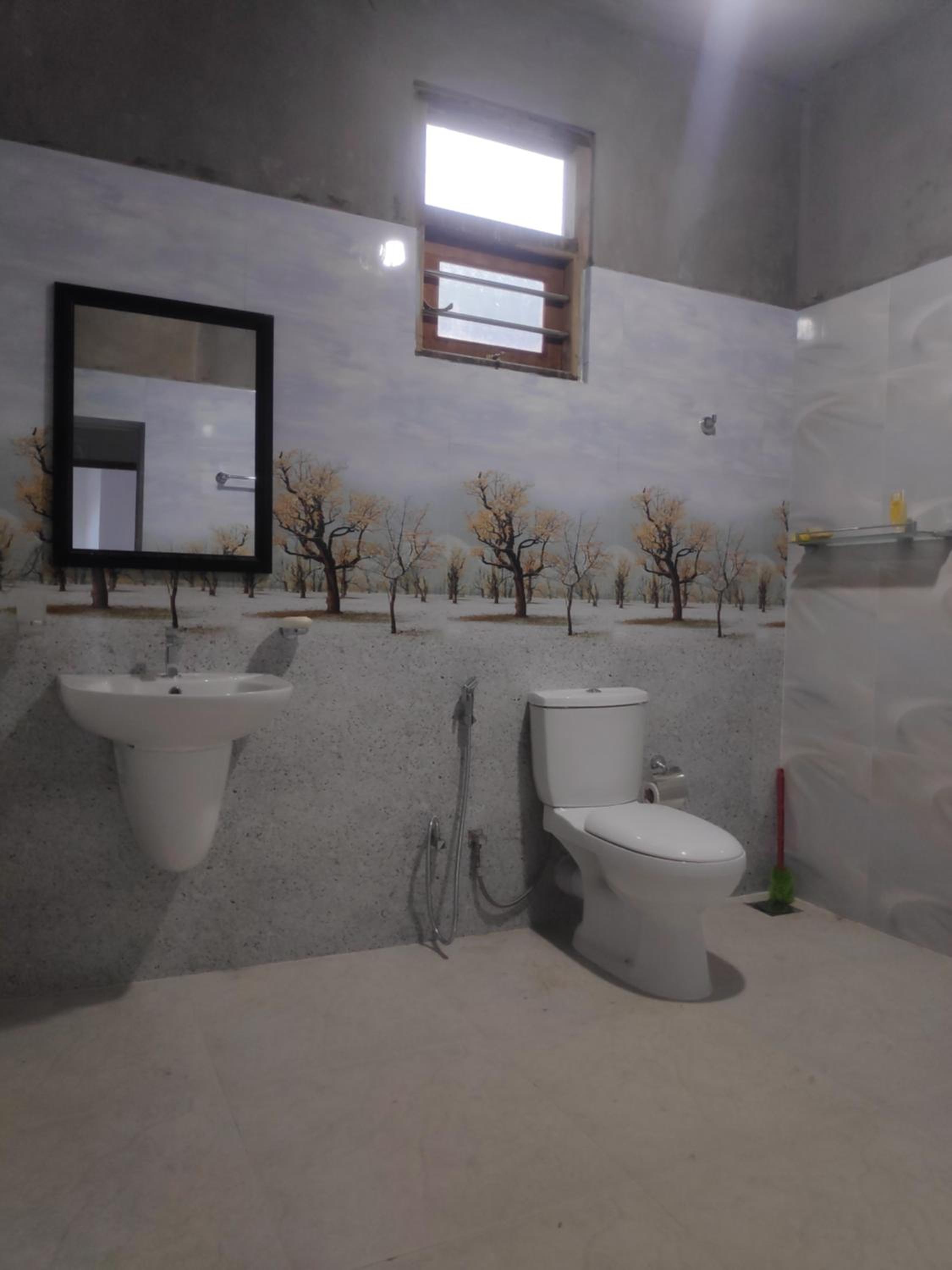 Queen Room with Shared Bathroom photo 2