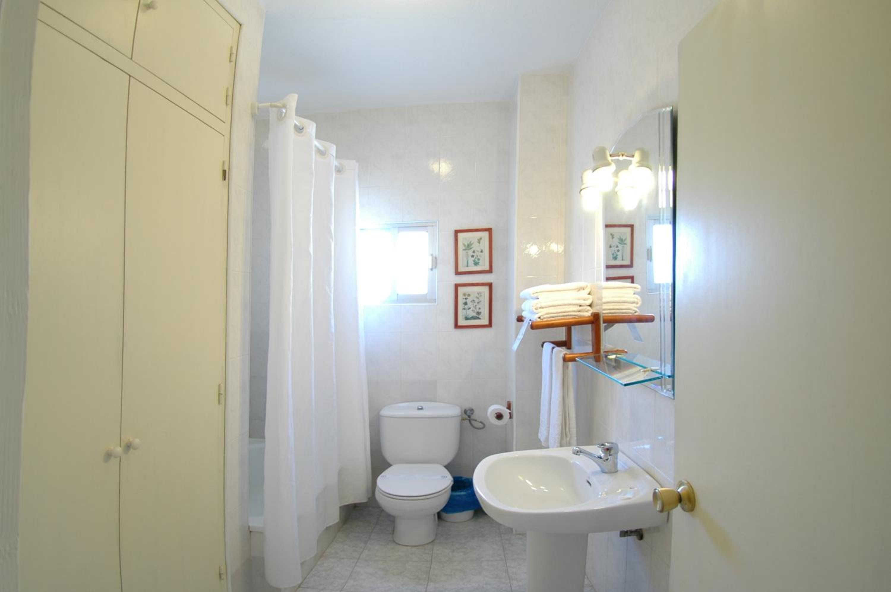 Twin Room - Photo 8
