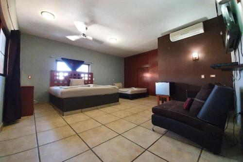 Family Room - Photo 2