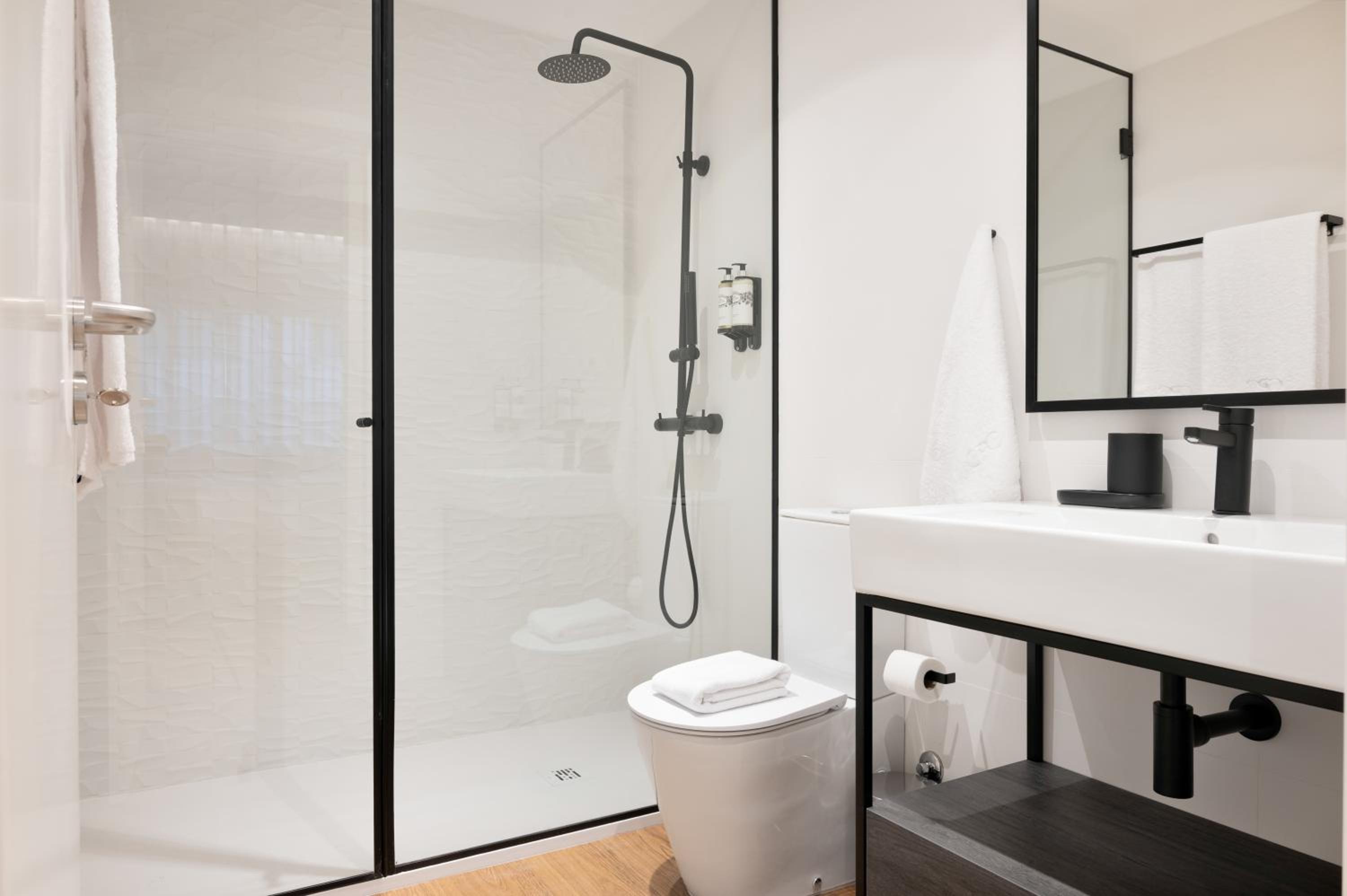 Premium Apartment with Street View - Photo 14