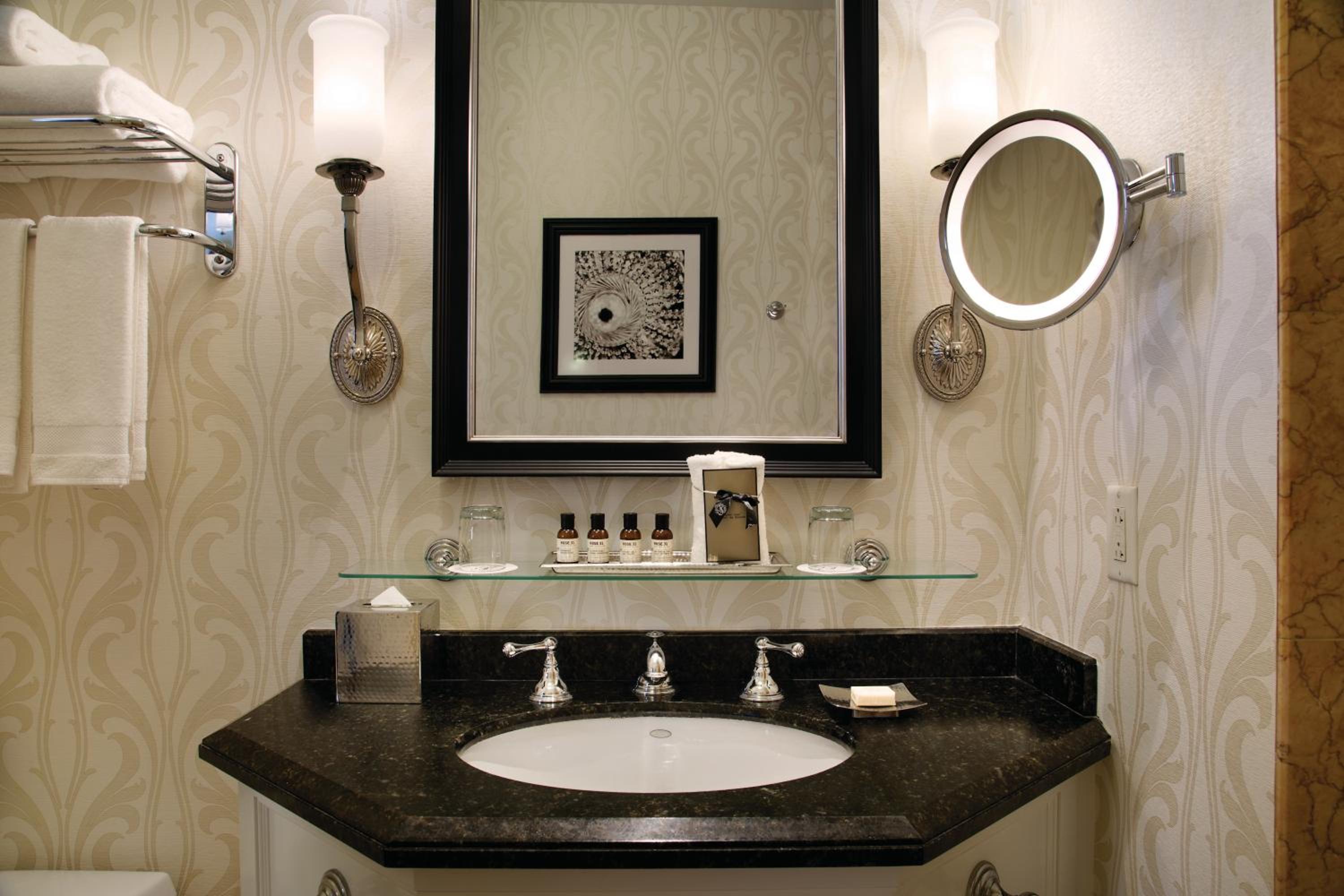 Fairmont Queen Room with Two Queen Beds and Bath Tub - Mobility Accessible - Photo 4