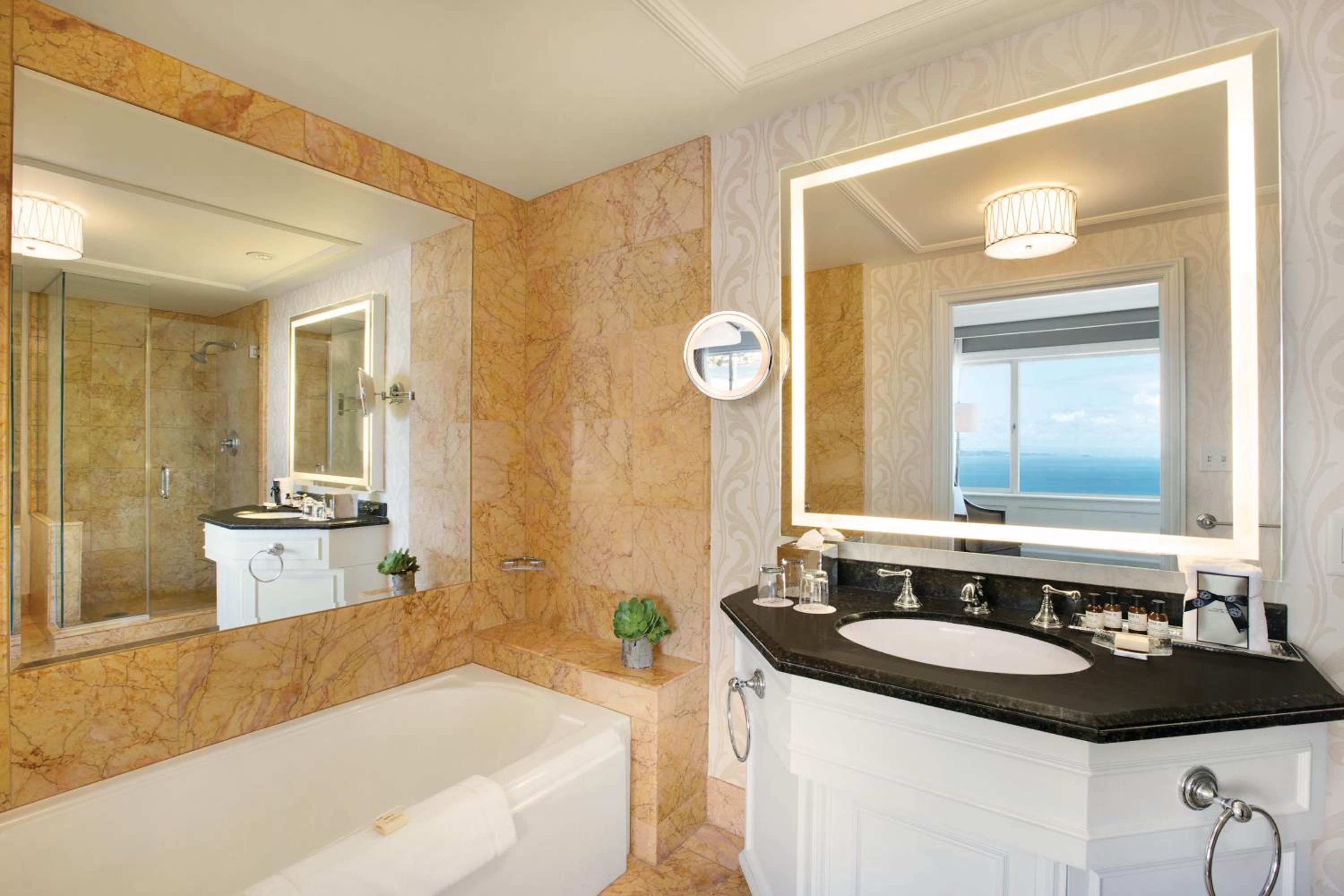 Signature King room with Skyline View  - Photo 6