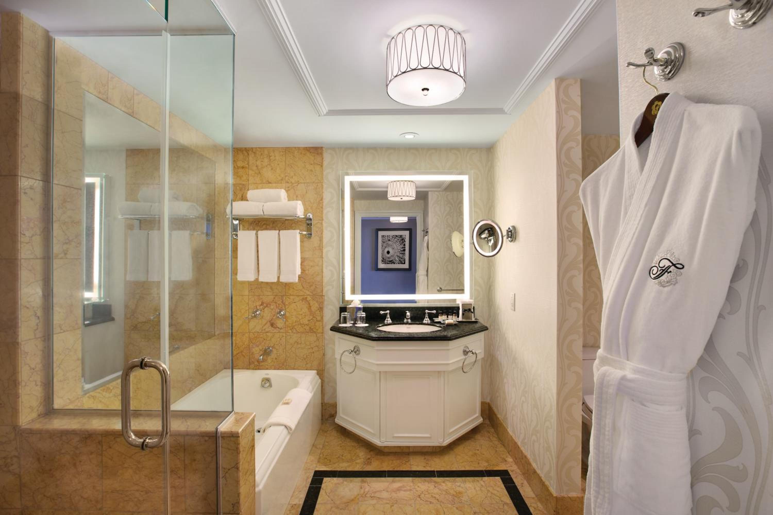 Signature King room with Skyline View  - Photo 3