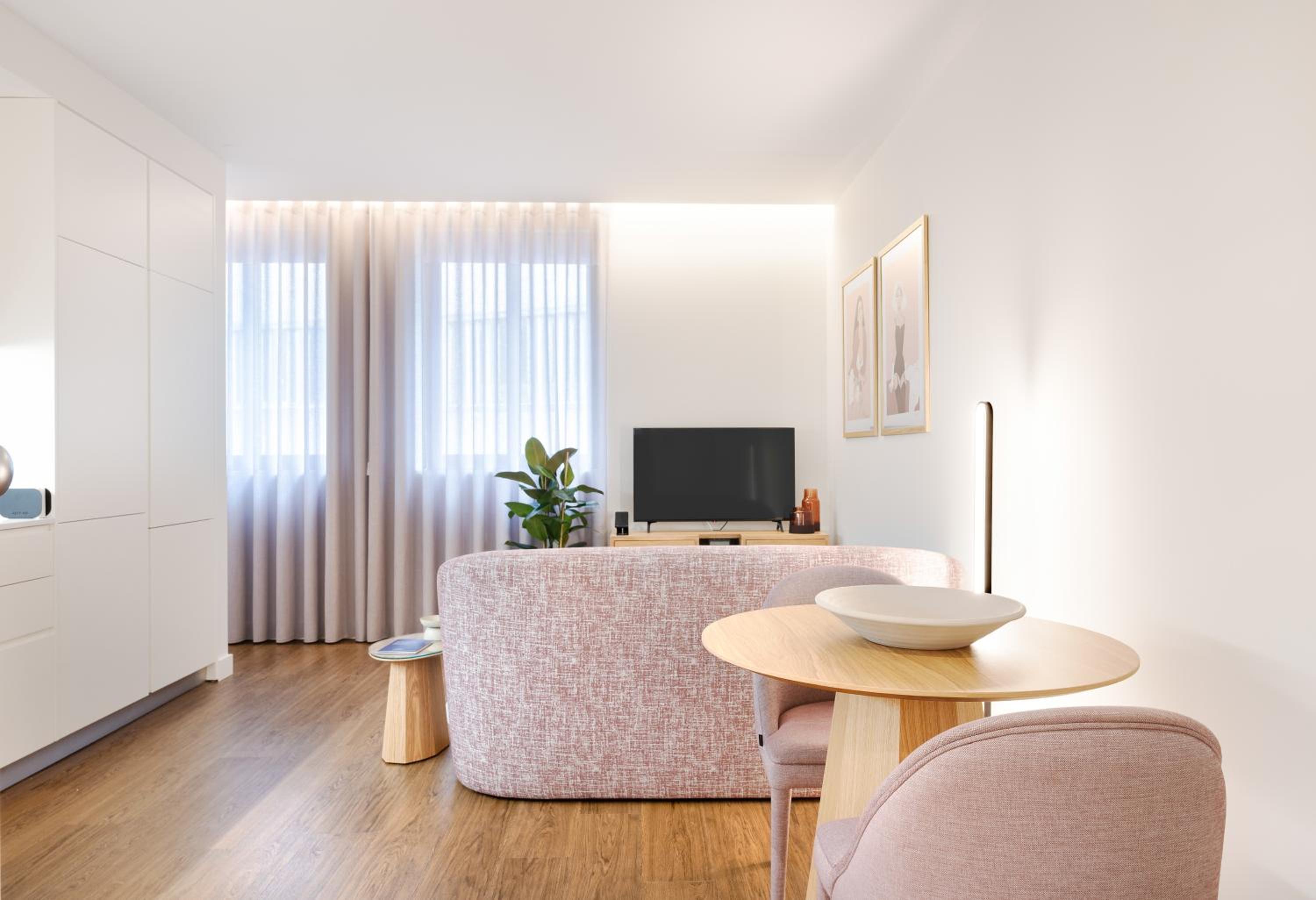 Apartment with Pateo View - Photo 10