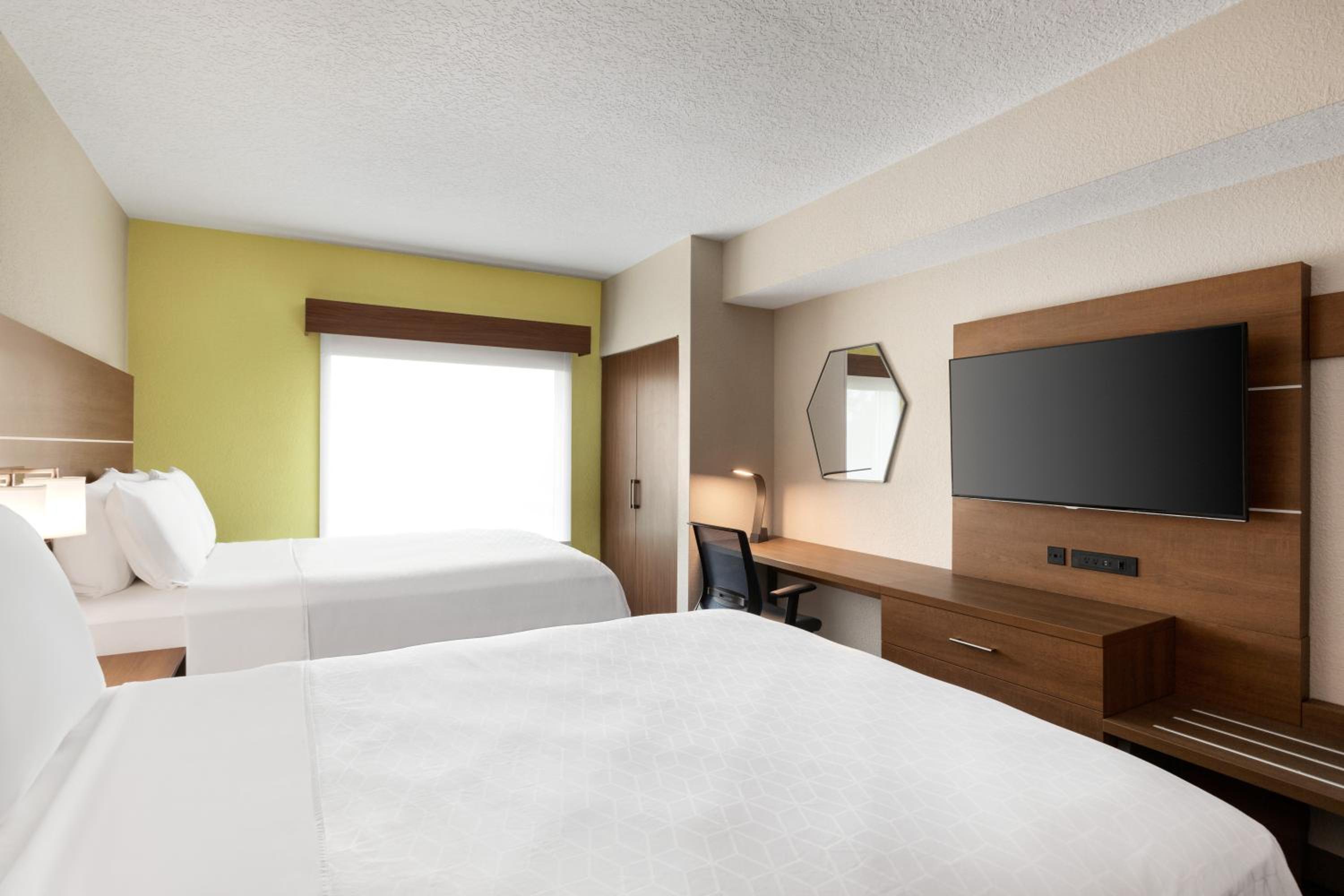 Queen Suite with Two Queen Beds - Photo 4