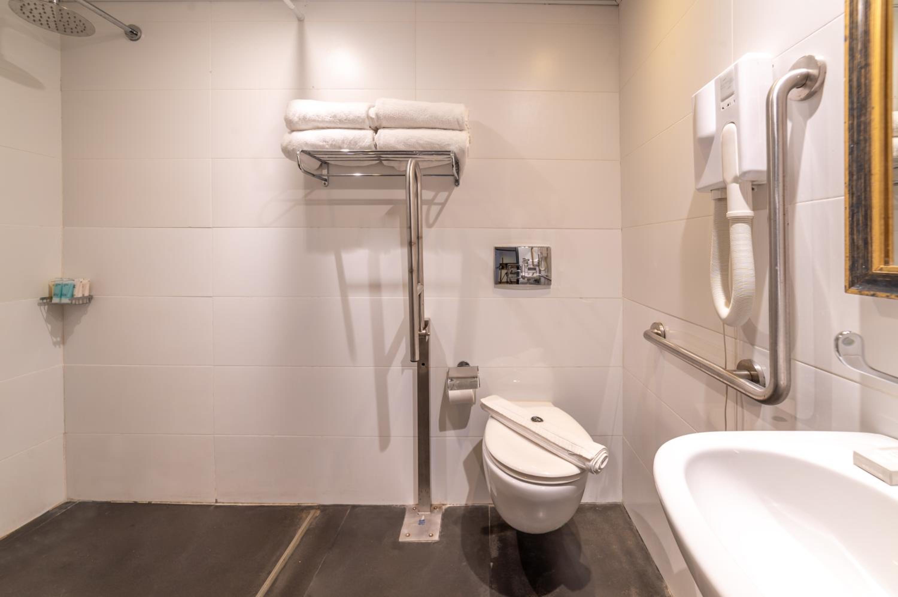 Double or Twin Room - Disability Access photo 2