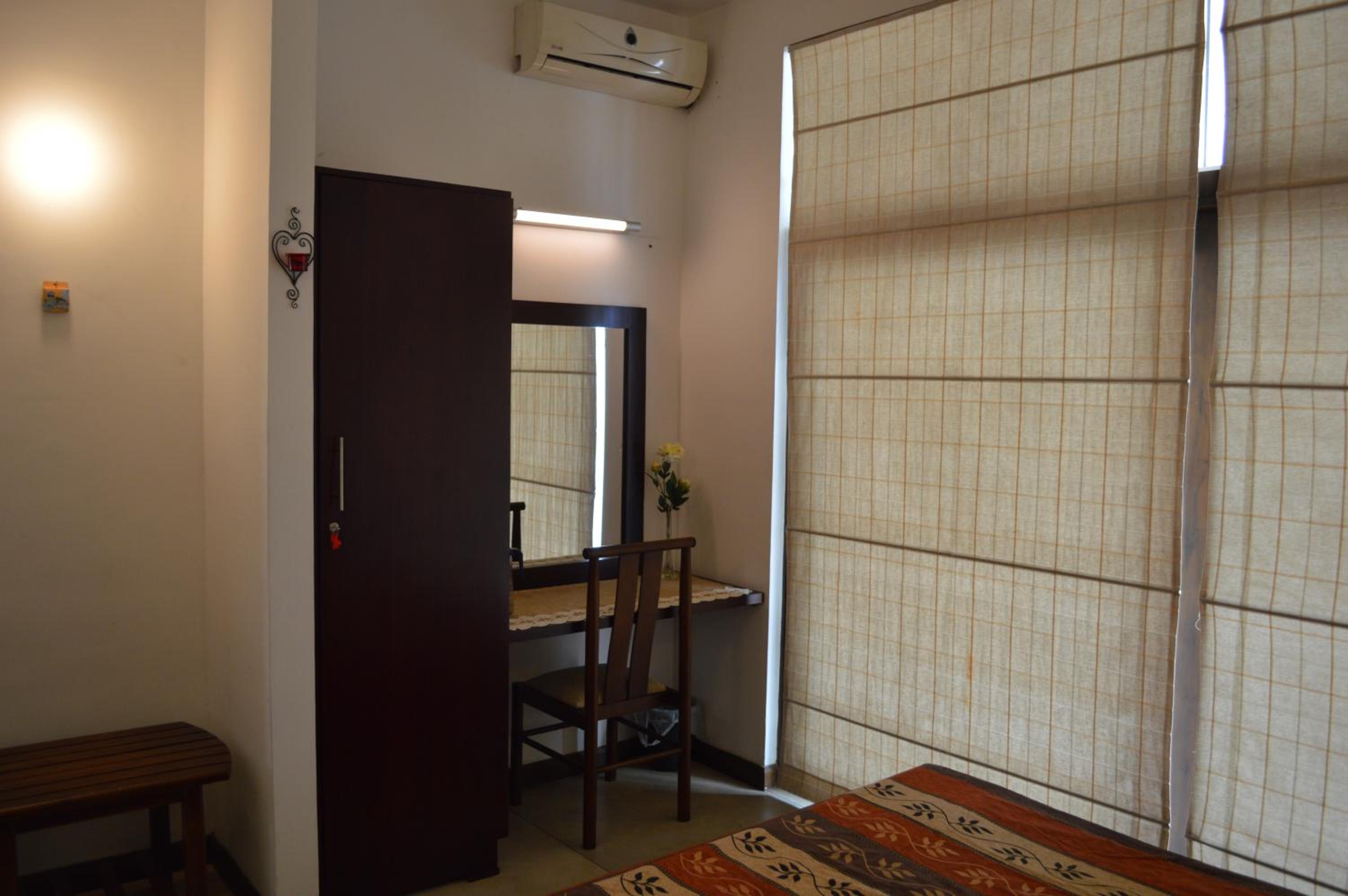 Queen Room photo 2