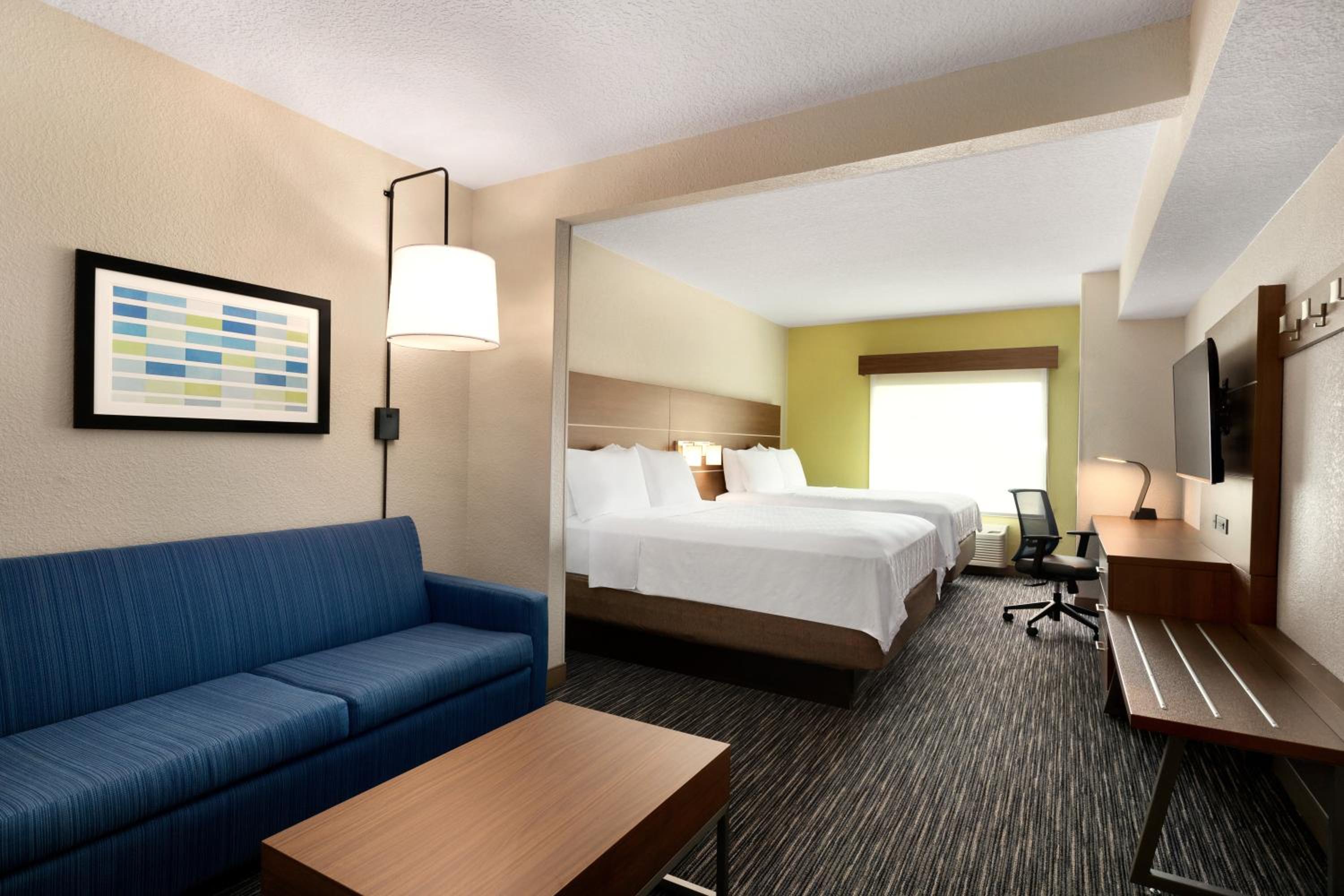 Queen Suite with Two Queen Beds and Sofa Bed - Photo 5
