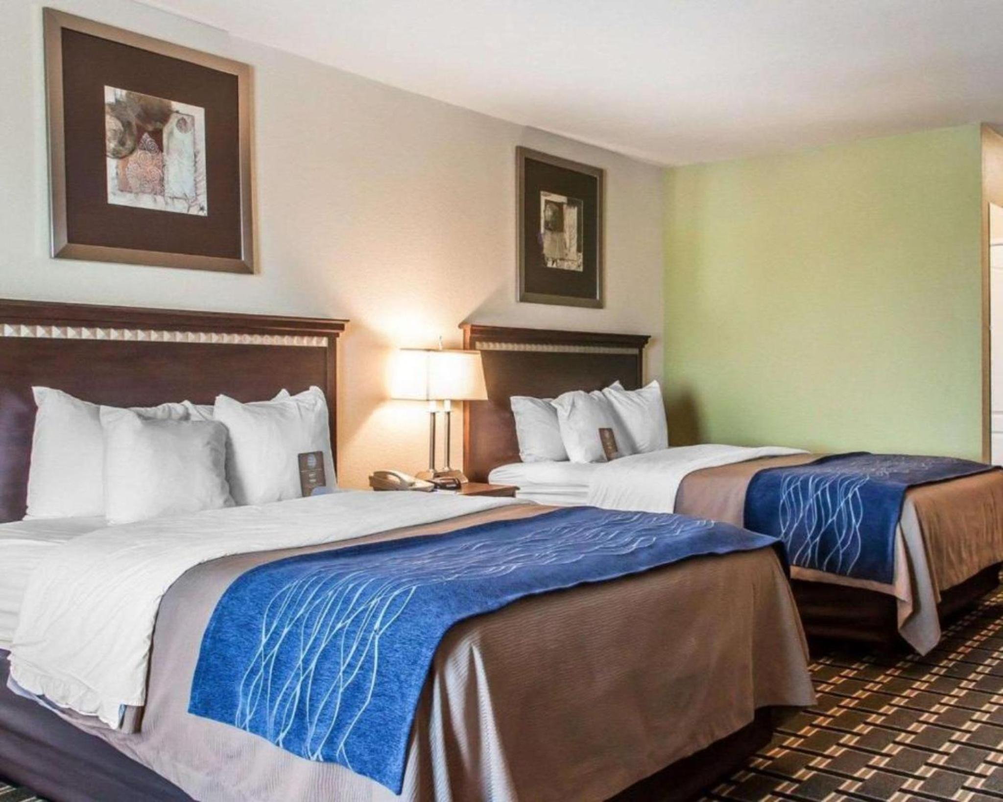 Standard Queen Room with Two Queen Beds - Non-Smoking photo 2