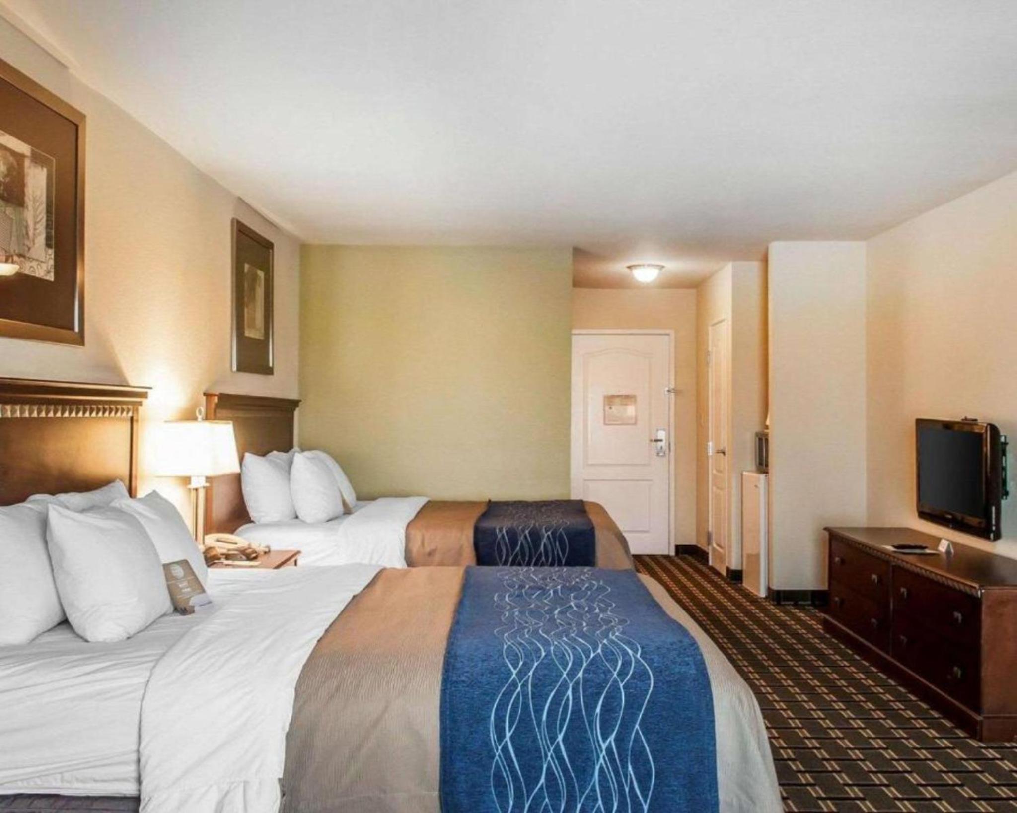 Standard Queen Room with Two Queen Beds - Non-Smoking photo 1
