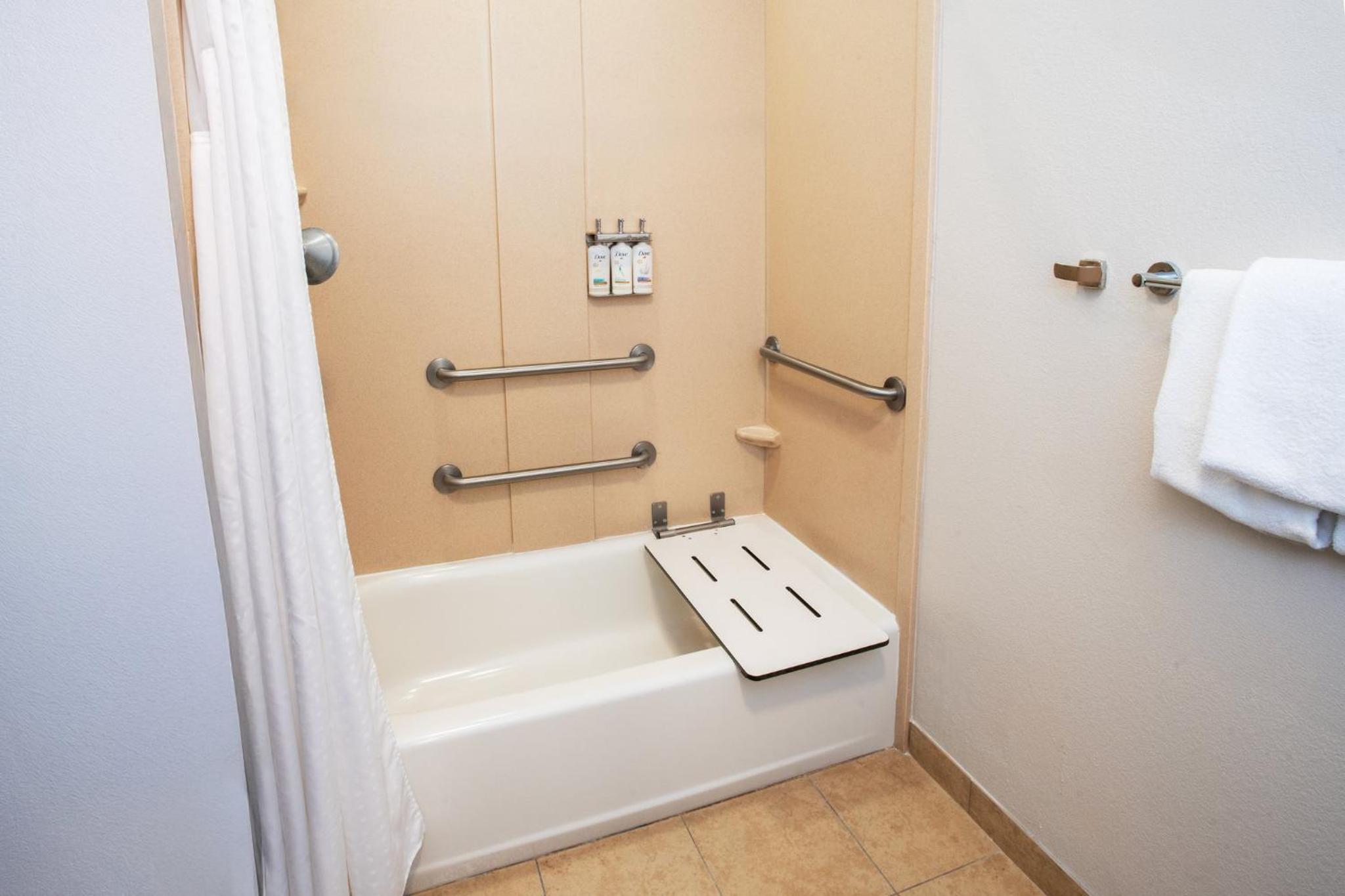 Standard Queen Room with Two Queen Beds and Mobility Accessible Tub