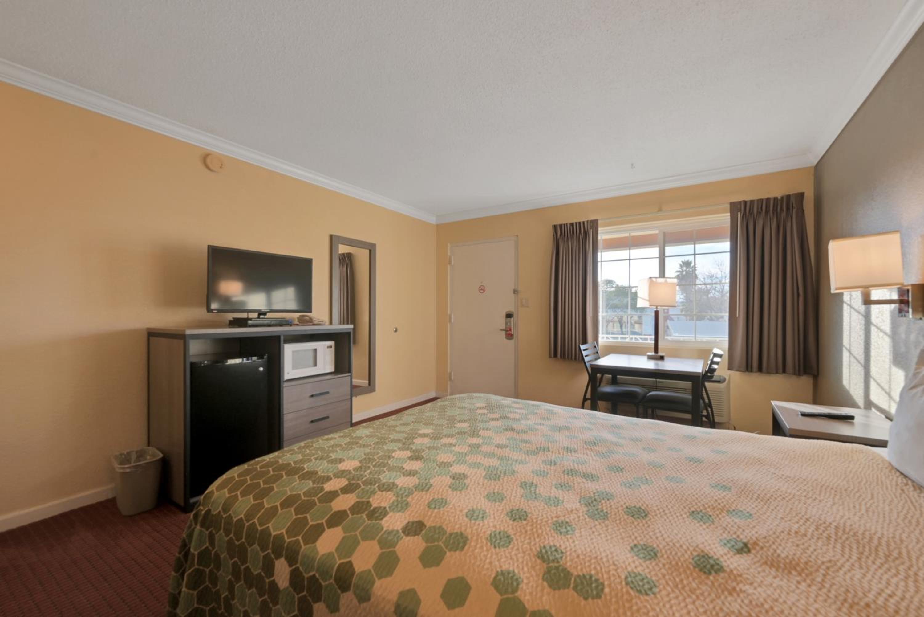 Queen Room - Non-Smoking - Photo 9