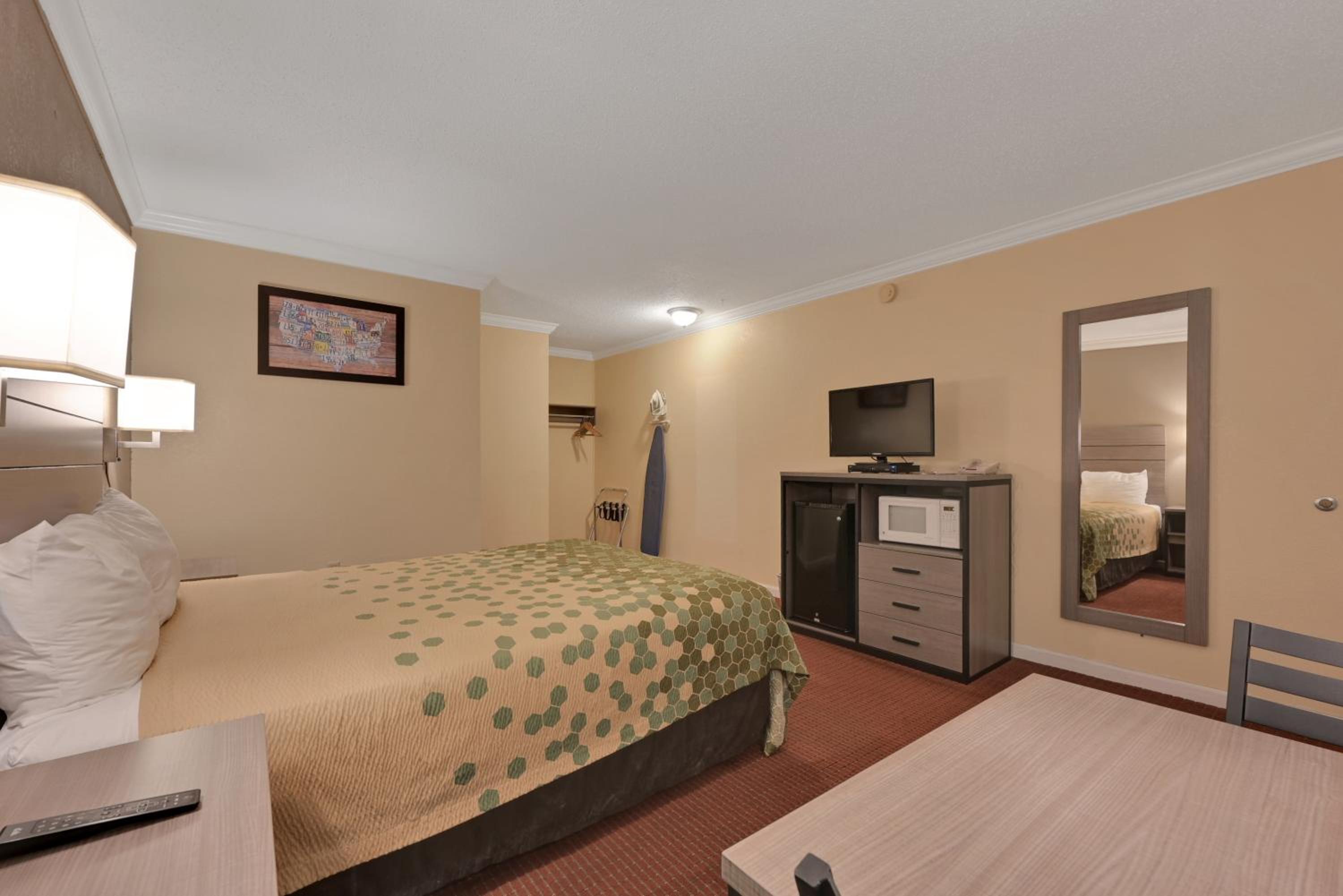Queen Room - Non-Smoking - Photo 10