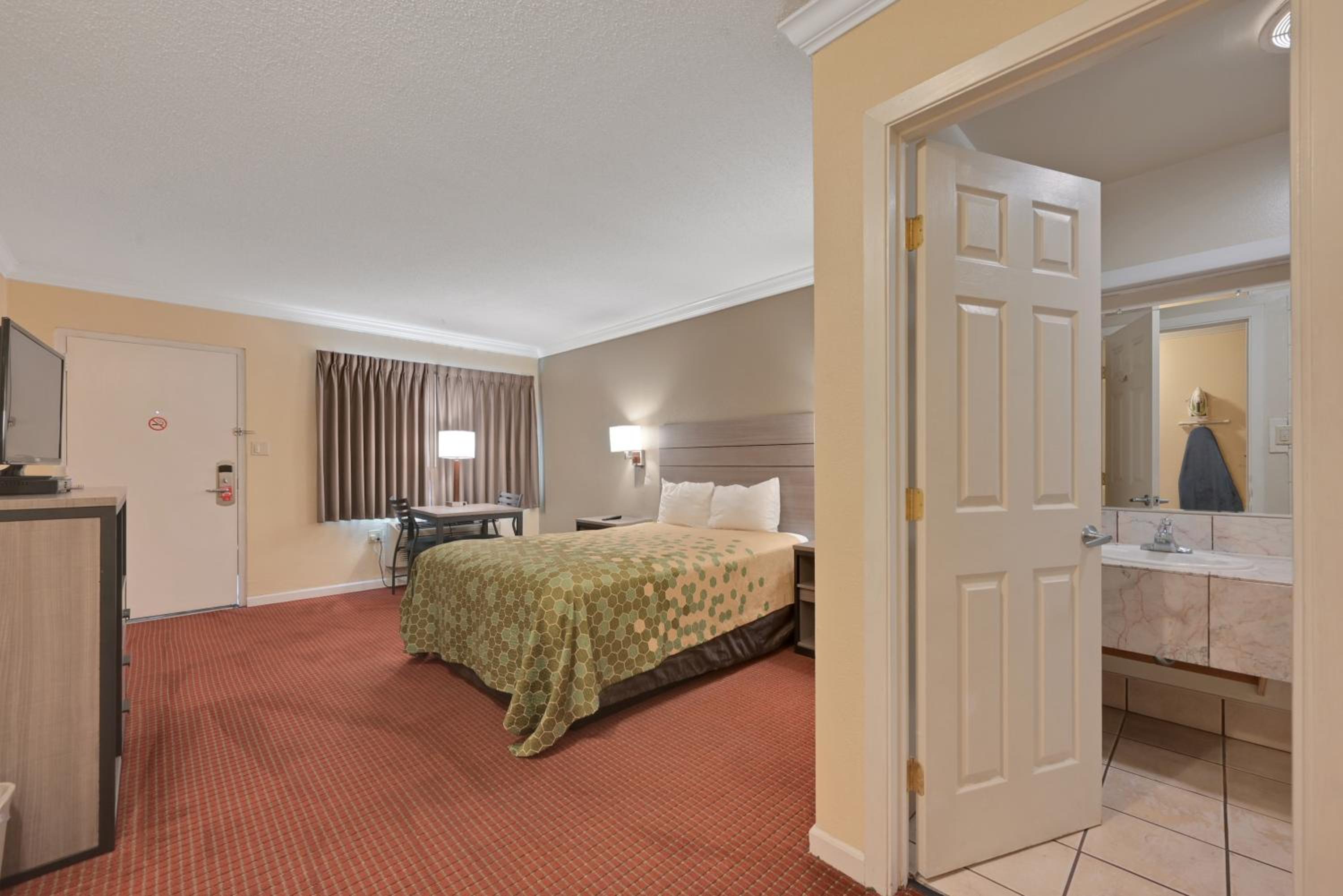 Queen Room - Non-Smoking - Photo 8