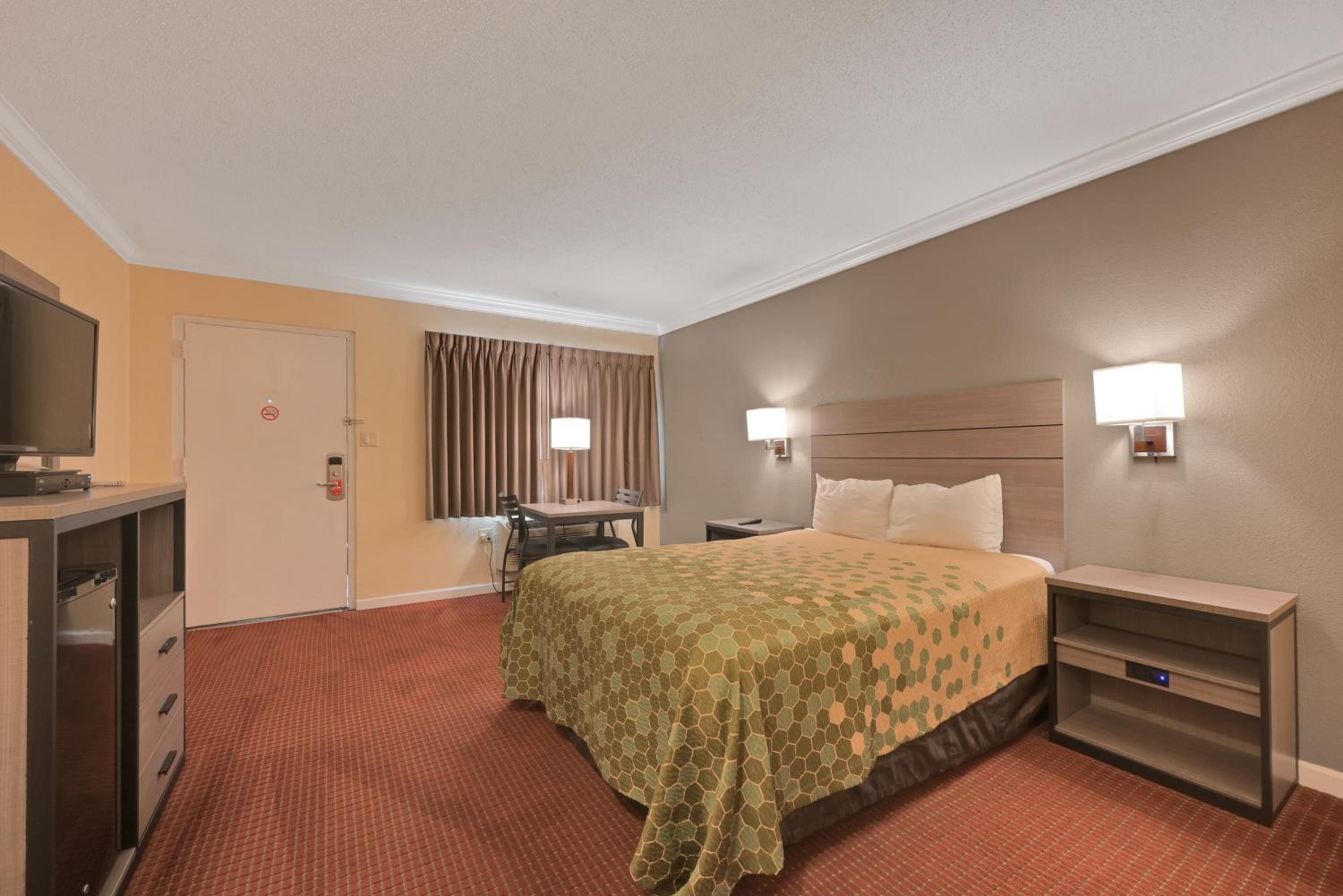 Queen Room - Non-Smoking - Photo 5
