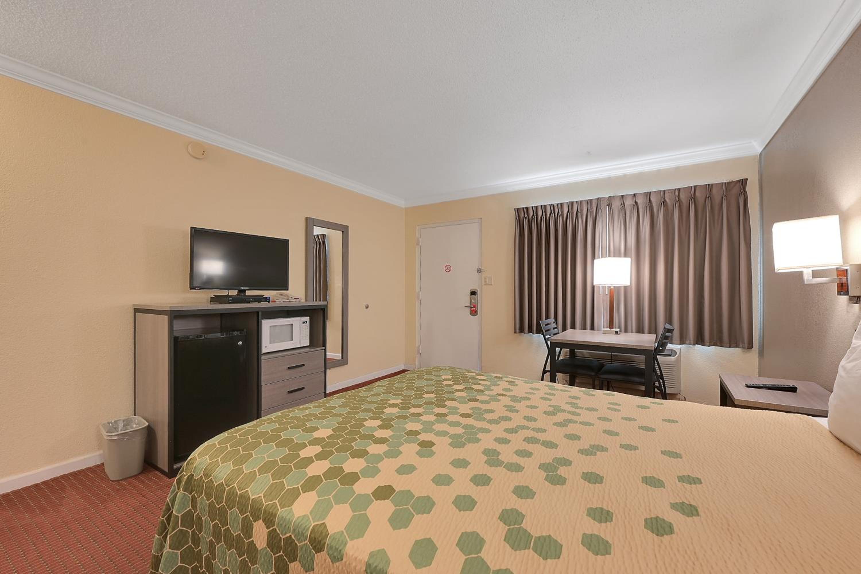 Queen Room - Non-Smoking - Photo 3