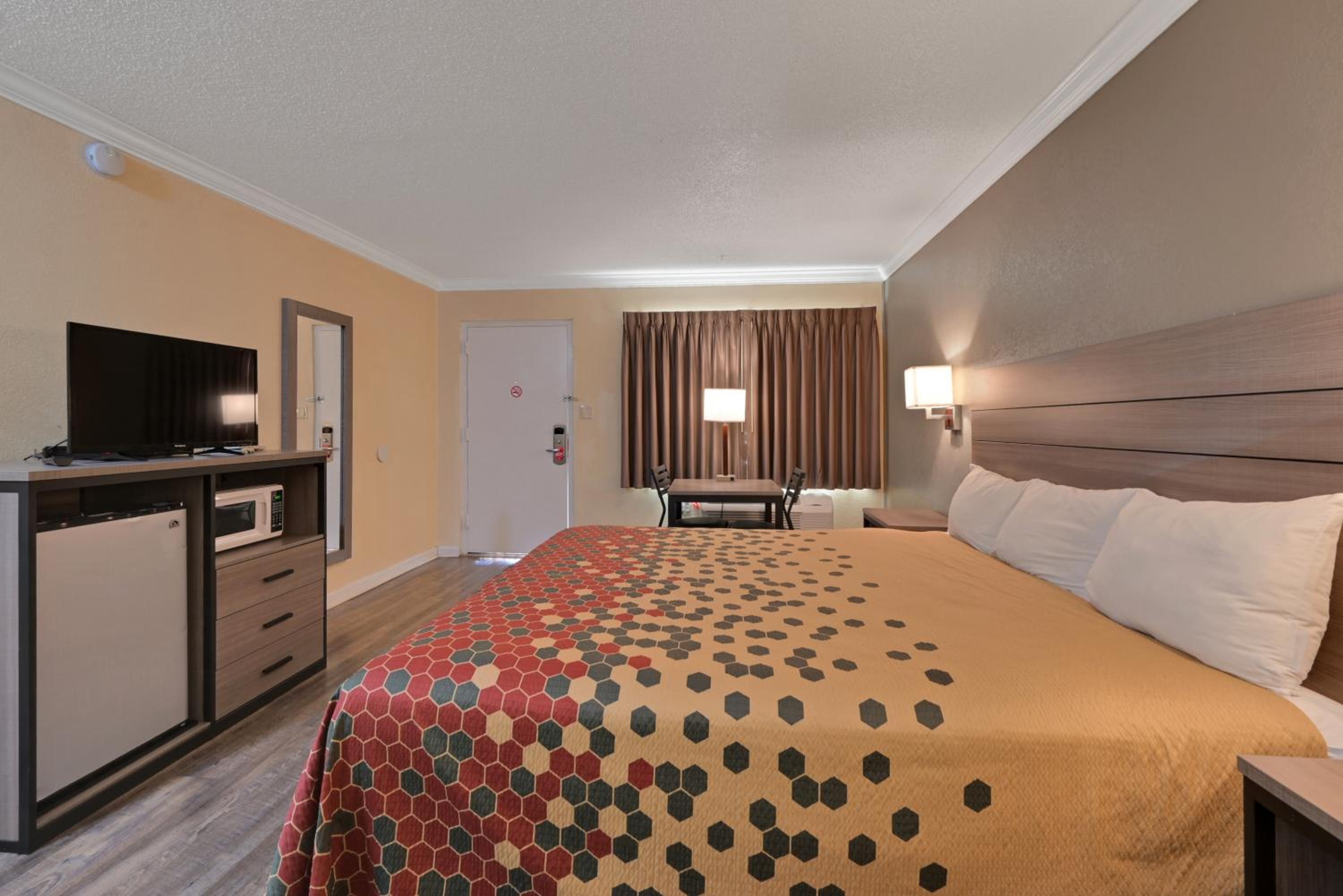 King Room - Non-Smoking - Photo 8