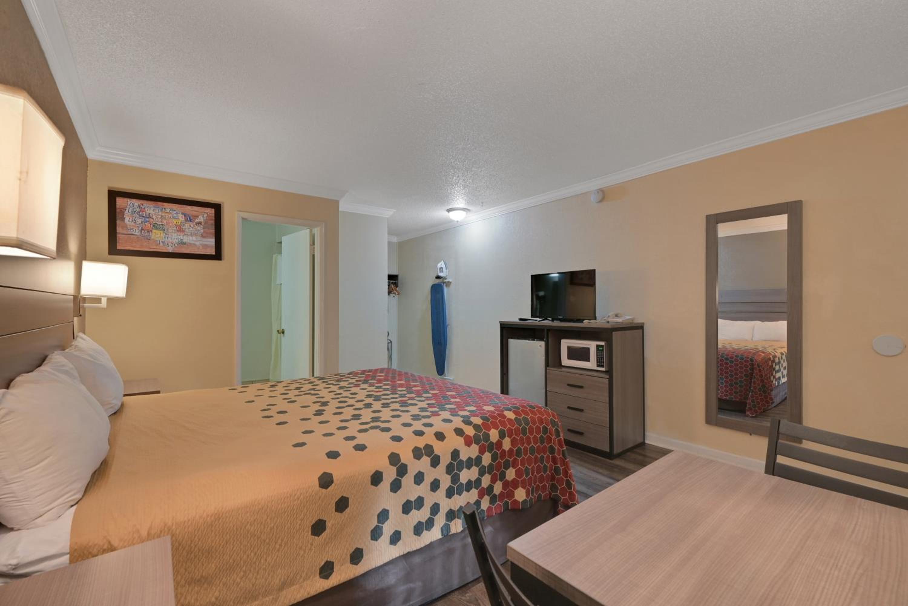 King Room - Non-Smoking - Photo 5